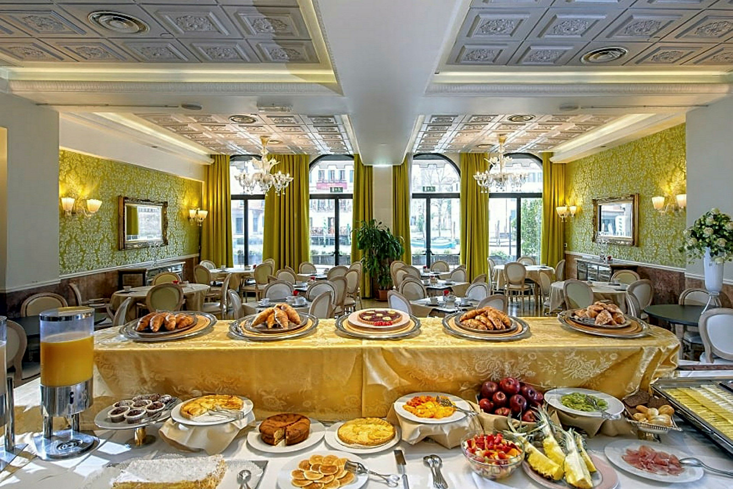 Et elegant spiserom i en hotellrestaurant med en buffé med brød, kaker og fersk frukt. (AI-generert tekst)