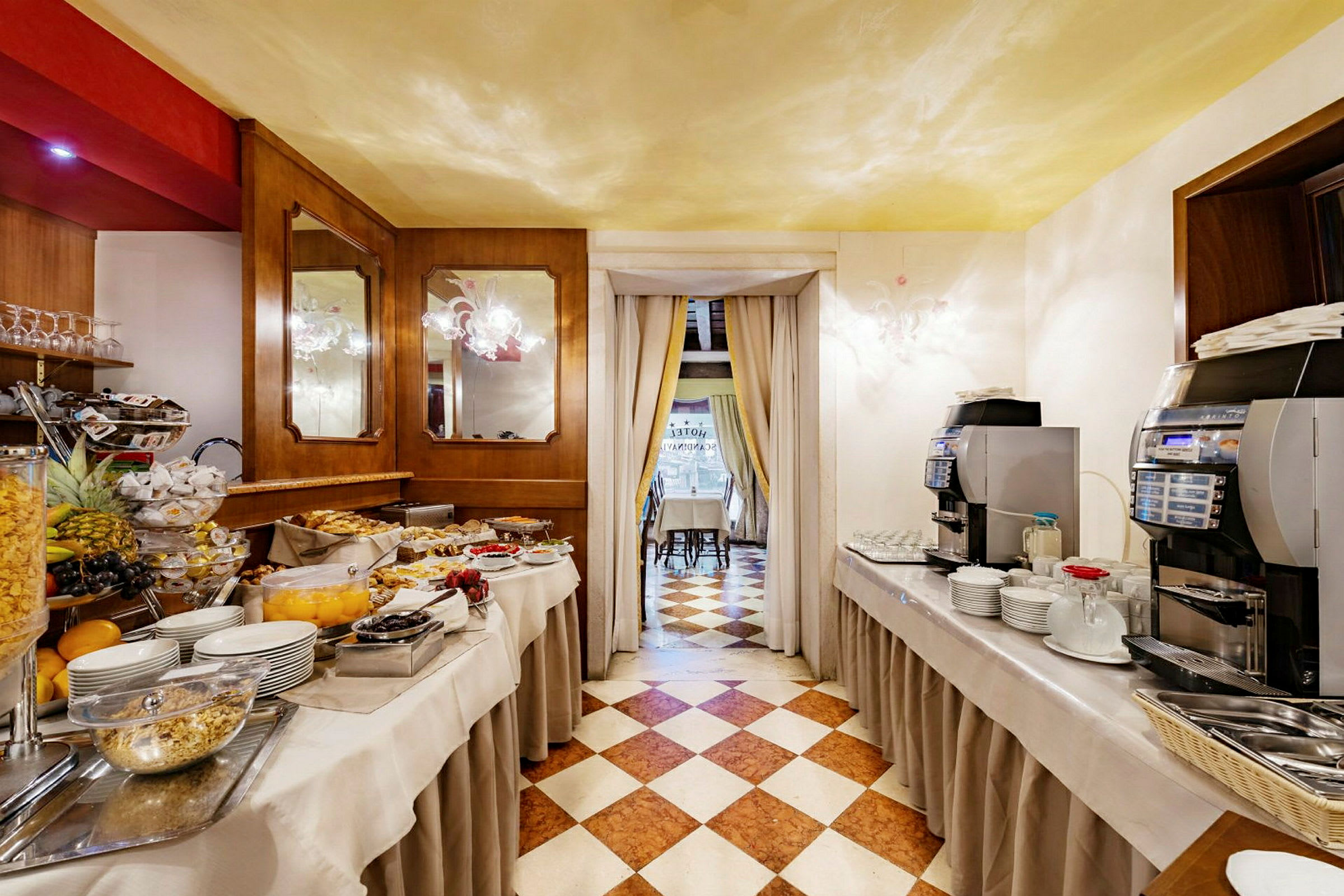 Frokostbuffet i hotellmiljø med bord som er dekket med mat og drikke. (AI-generert tekst)