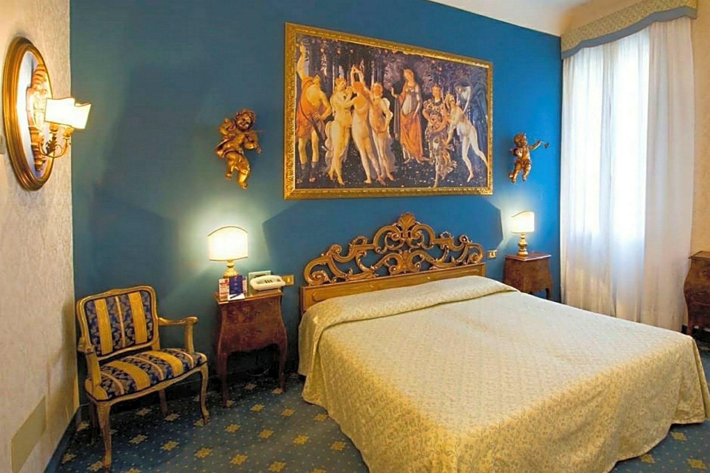 Et hotellrom med en seng, dekorativ sengegavl, maleri på veggen, stol og nattbord. (AI-generert tekst)