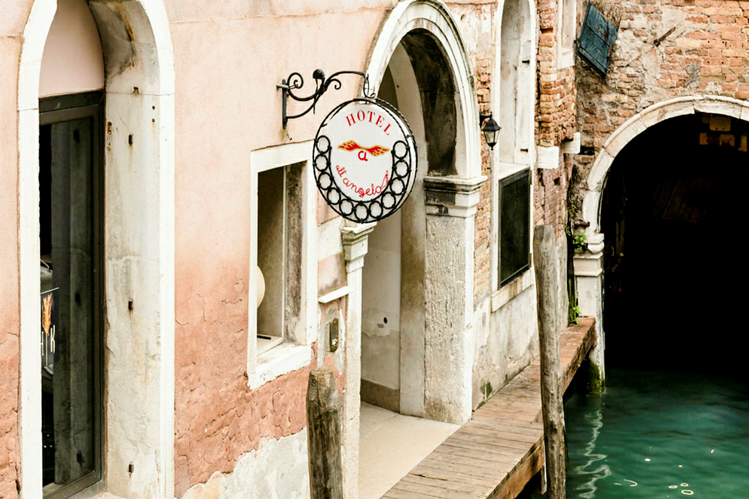 Inngang til et hotell ved en kanal i Venezia. (AI-generert tekst)