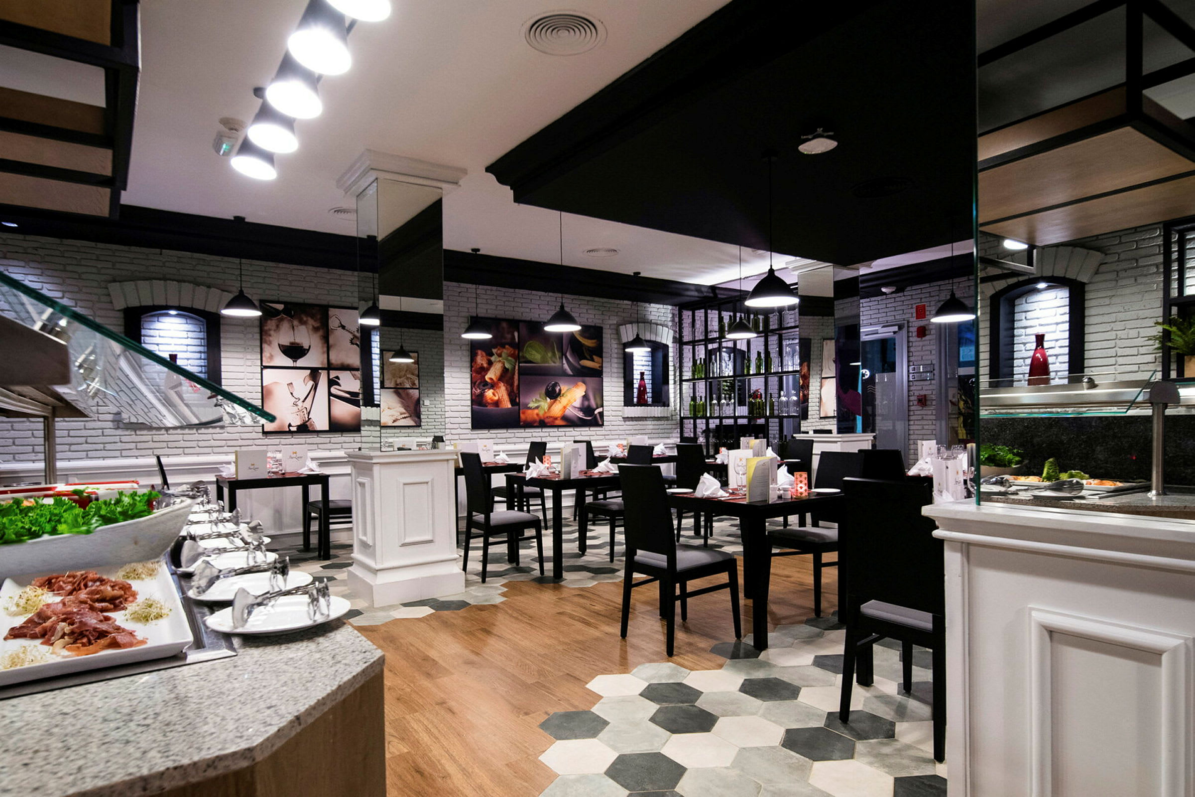 Interiør av en restaurant med dekkede bord, moderne design og en salatbuffé i forgrunnen. (AI-generert tekst)