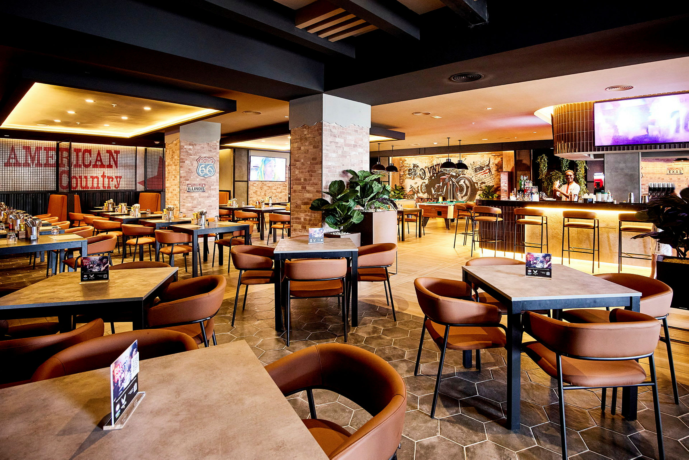 En moderne restaurant med rustikk innredning, spisebord og stoler i et godt opplyst miljø. (AI-generert tekst)