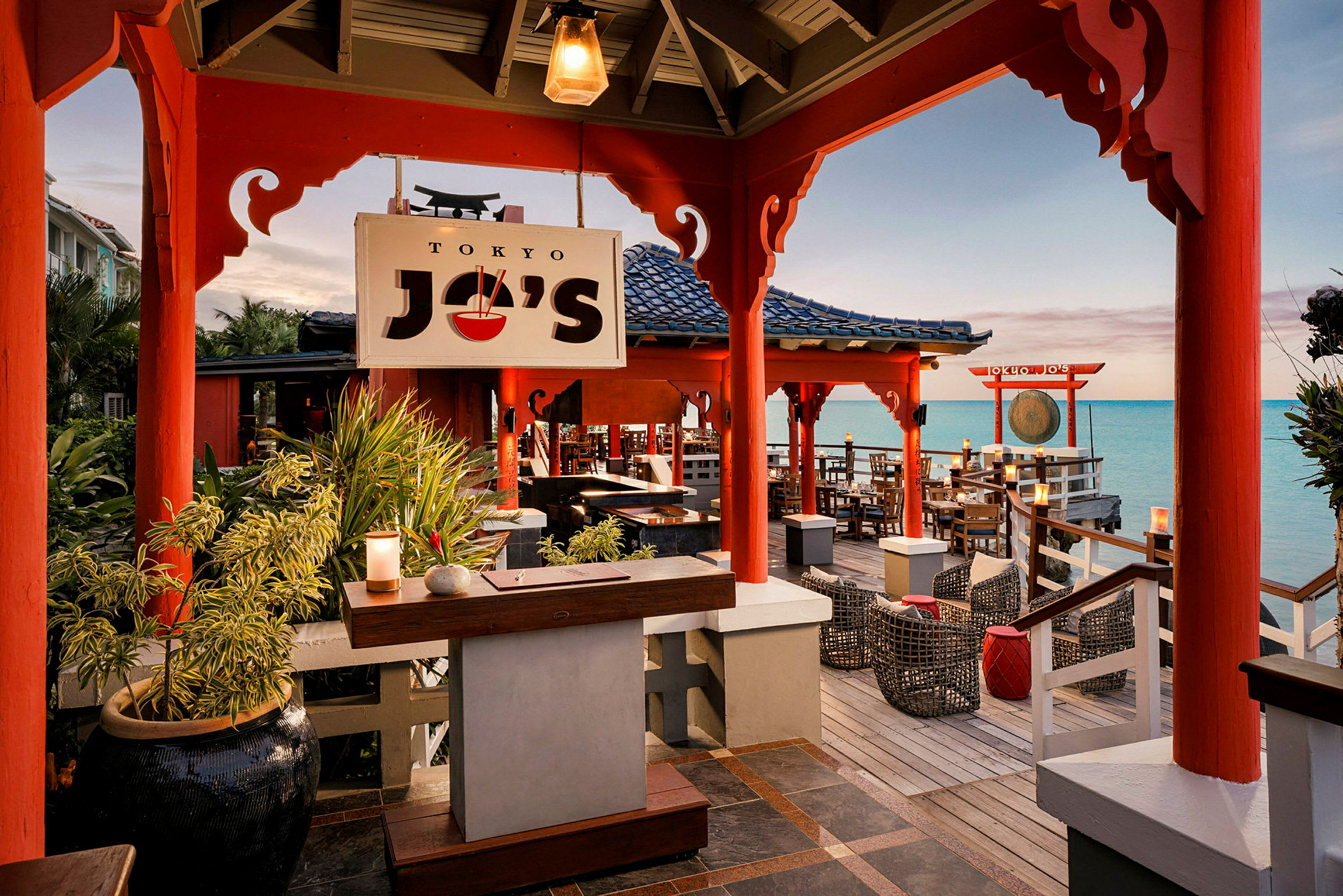 Bilde av en restaurant med asiatisk interiør ved havet. (AI-generert tekst)