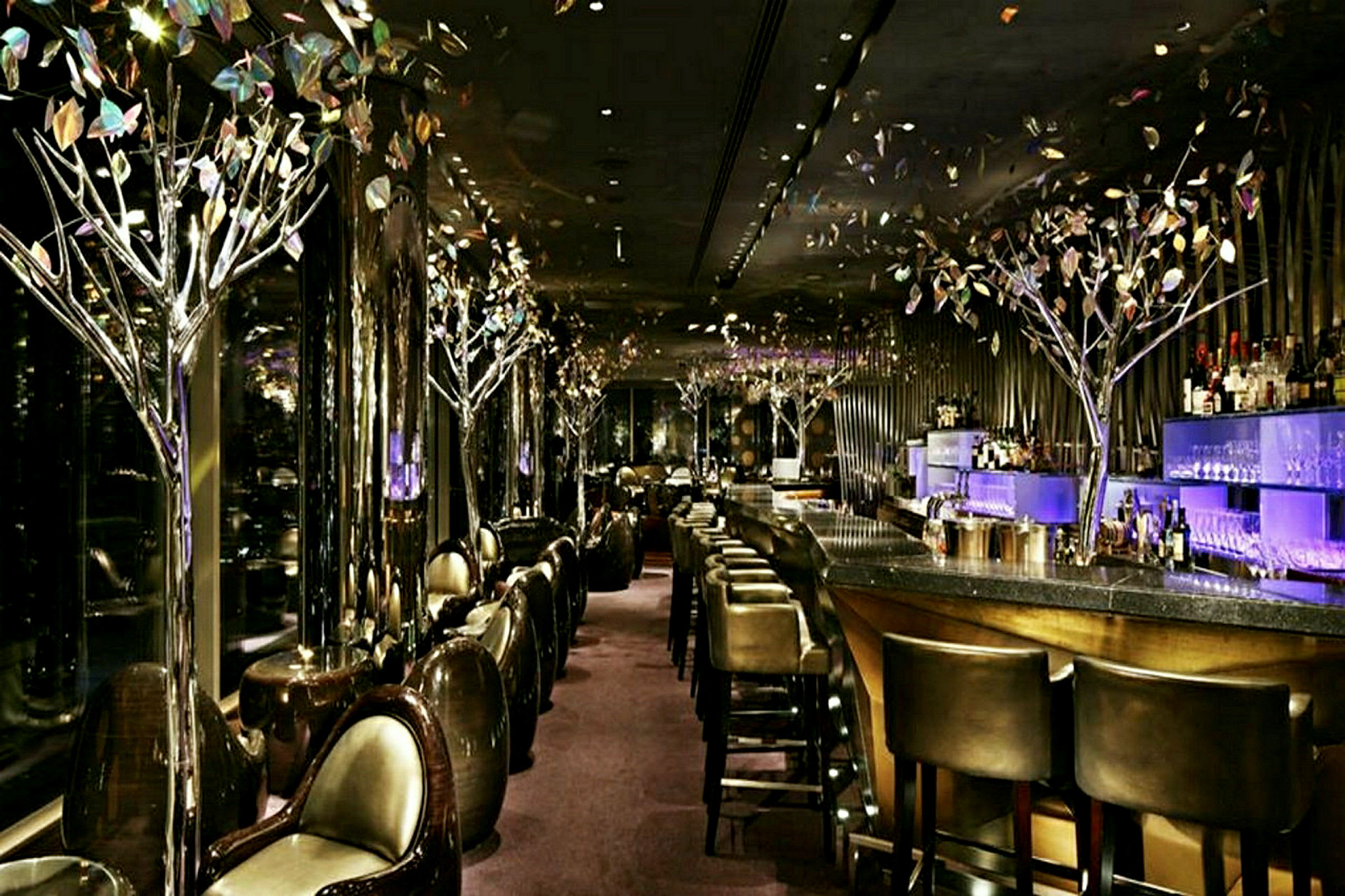 En elegant bar med sitteplasser og dekorative trær med blad. (AI-generert tekst)