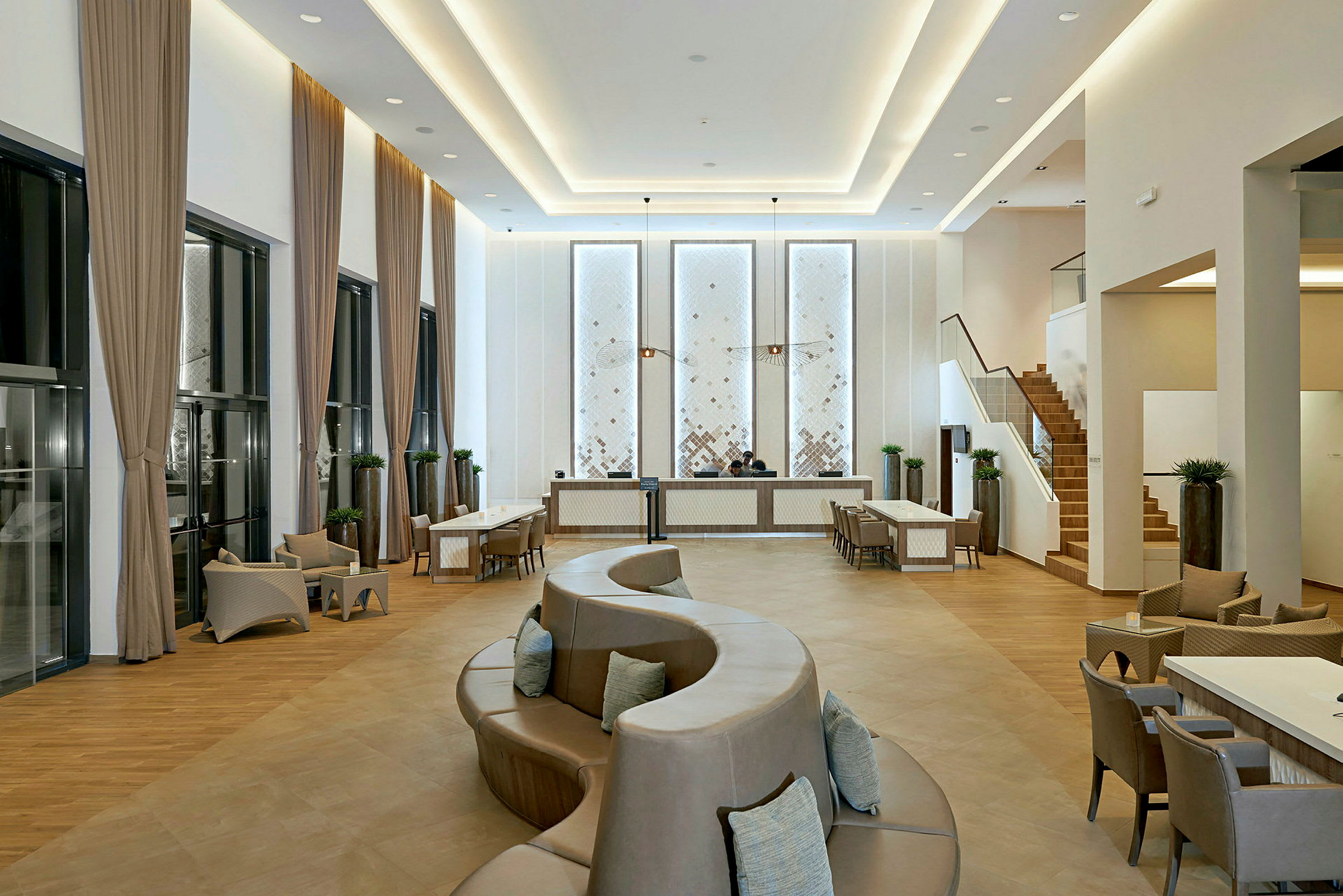 Et hotellobby med moderne interiør og sitteplasser. (AI-generert tekst)