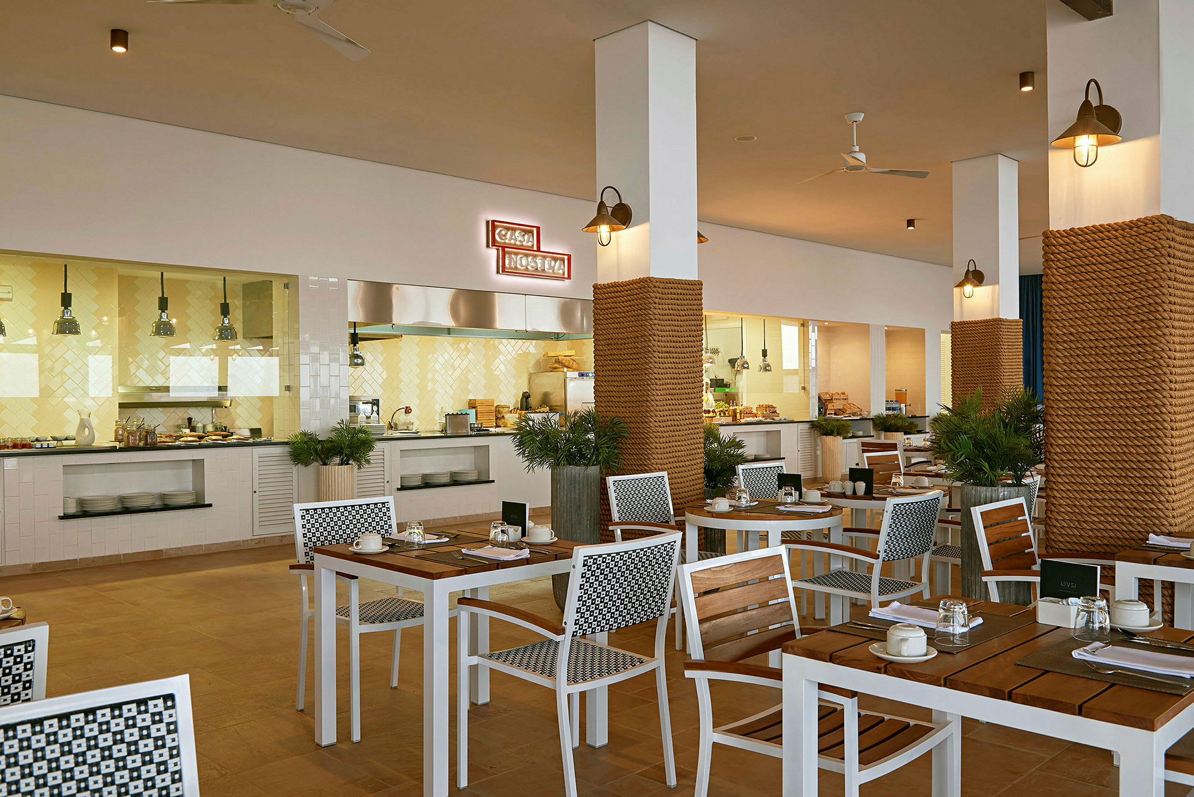 Bilde av en moderne restaurant med tremøbler og et åpent kjøkken. (AI-generert tekst)