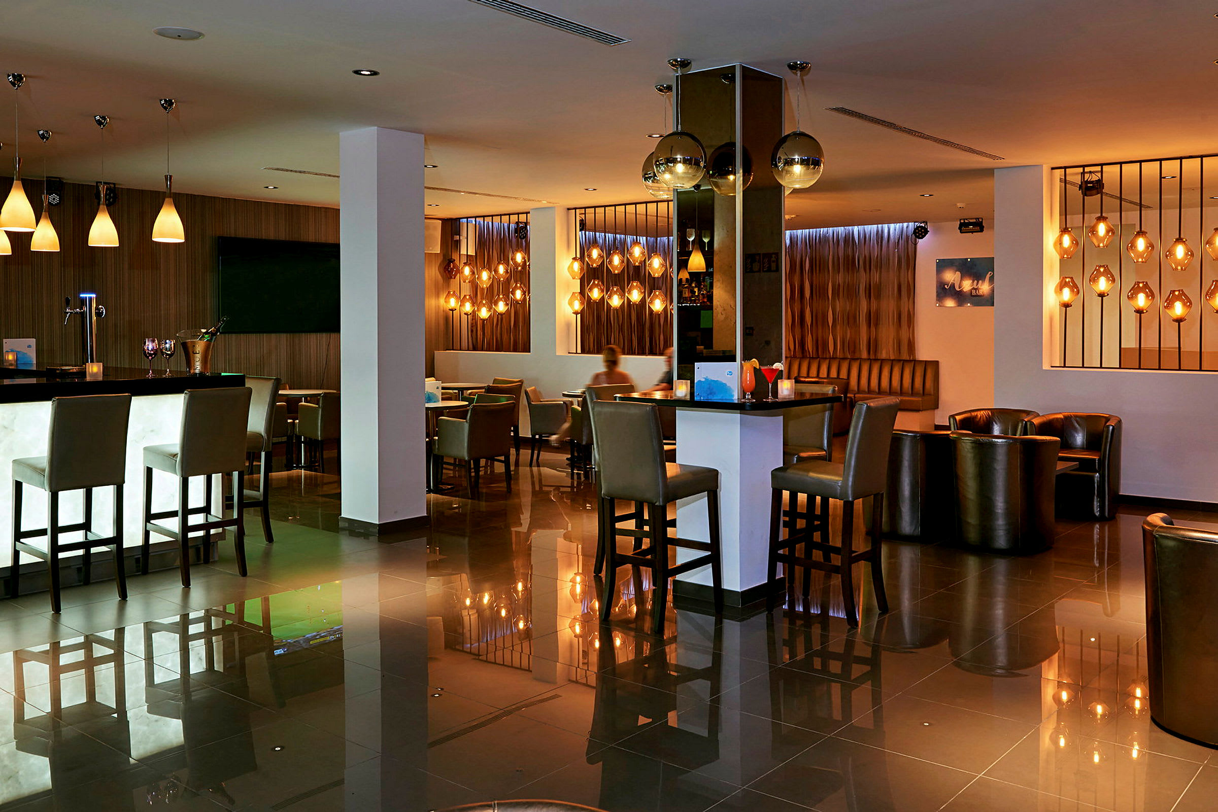 En moderne hotellbar med sitteplasser og stemningsbelysning. (AI-generert tekst)