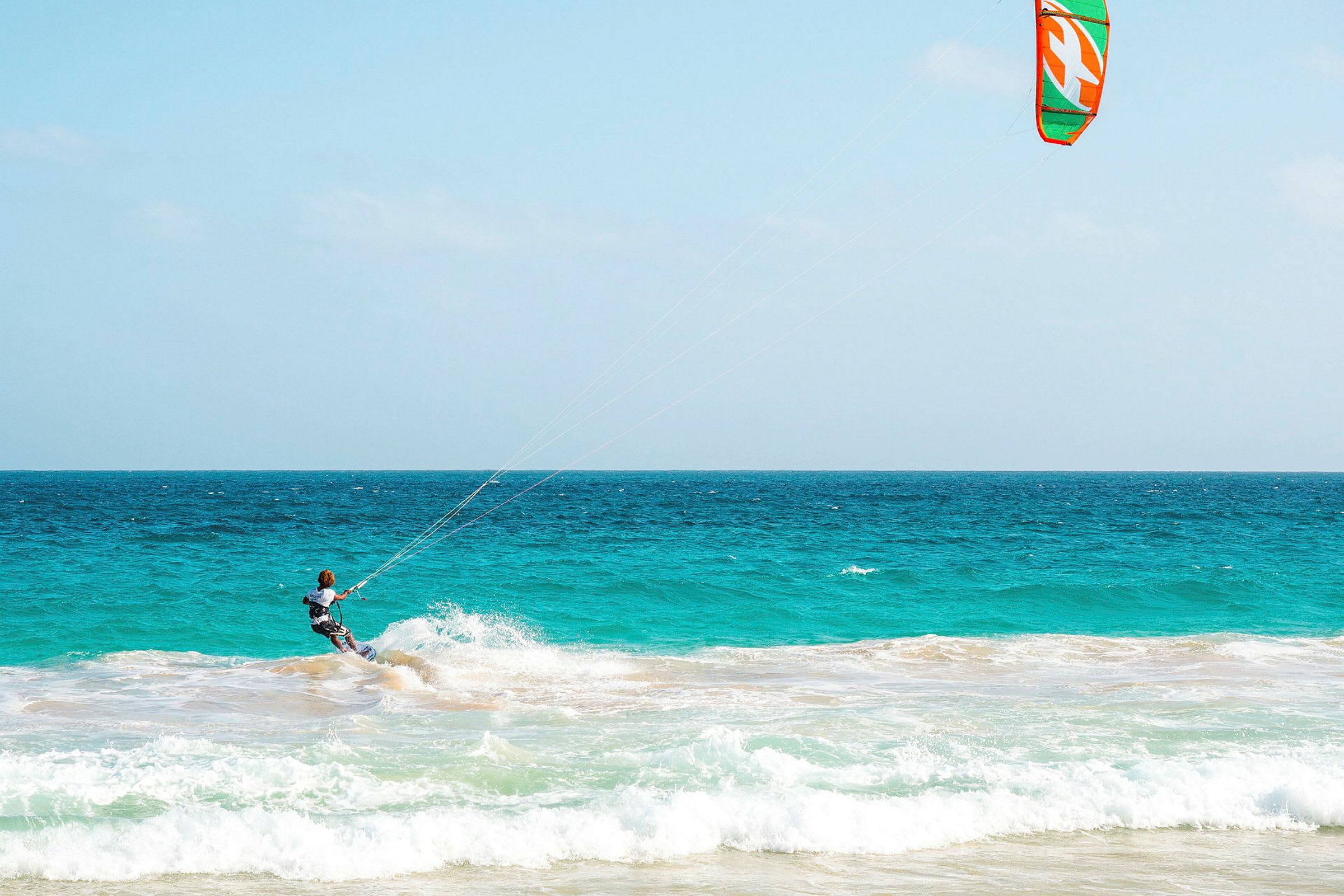 En person som kitesurfer på havet. (AI-generert tekst)
