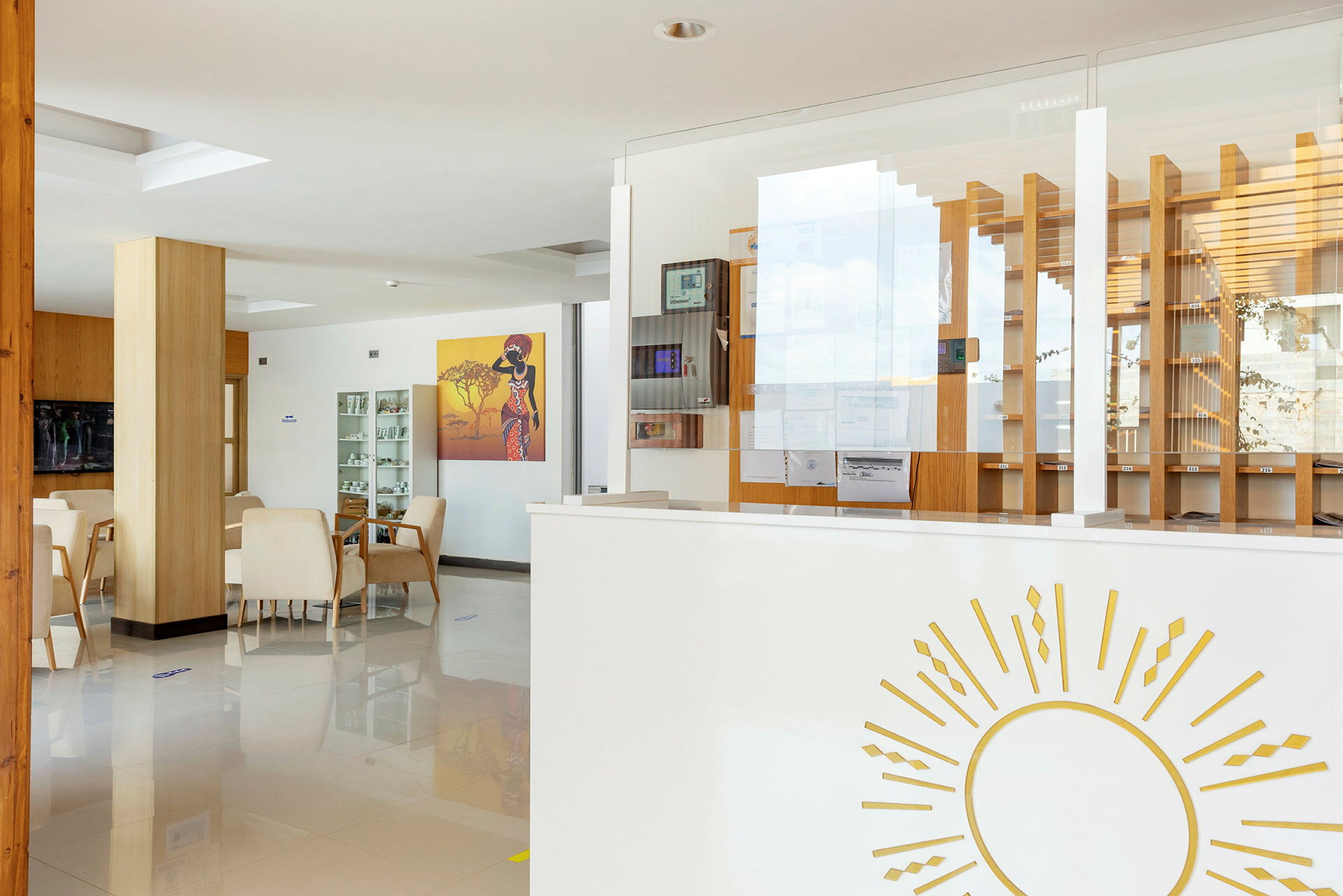 Hotellobby med resepsjon og sitteplasser. (AI-generert tekst)