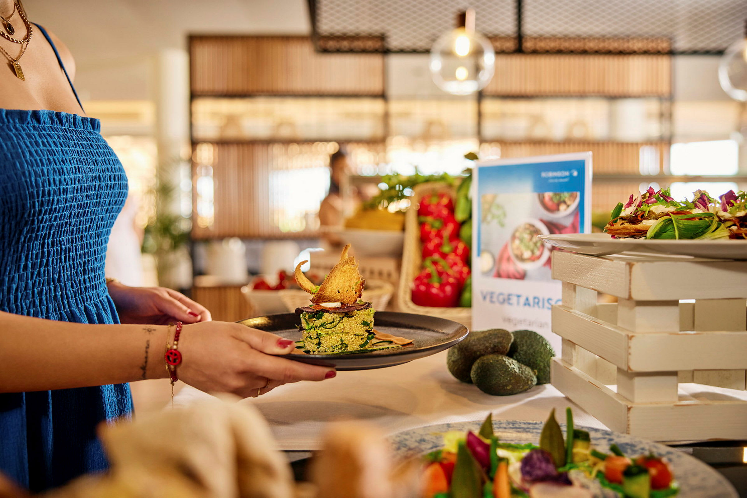 En person holder en tallerken med en vegetarisk rett på en buffé. (AI-generert tekst)