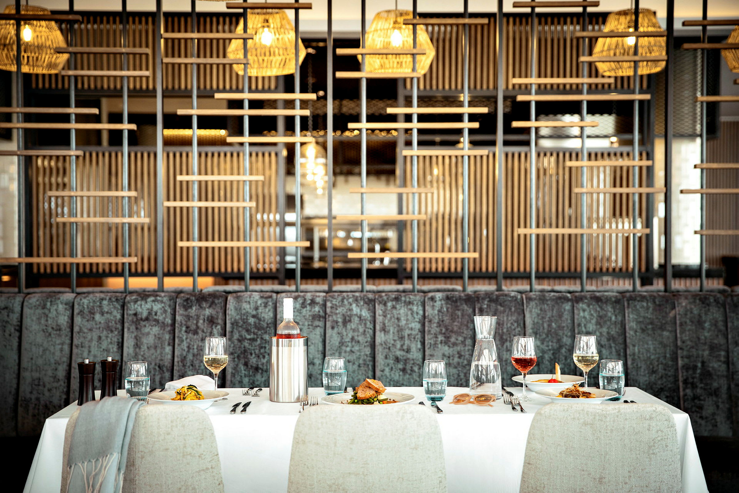 Et dekket bord i en restaurant med moderne innredning. (AI-generert tekst)