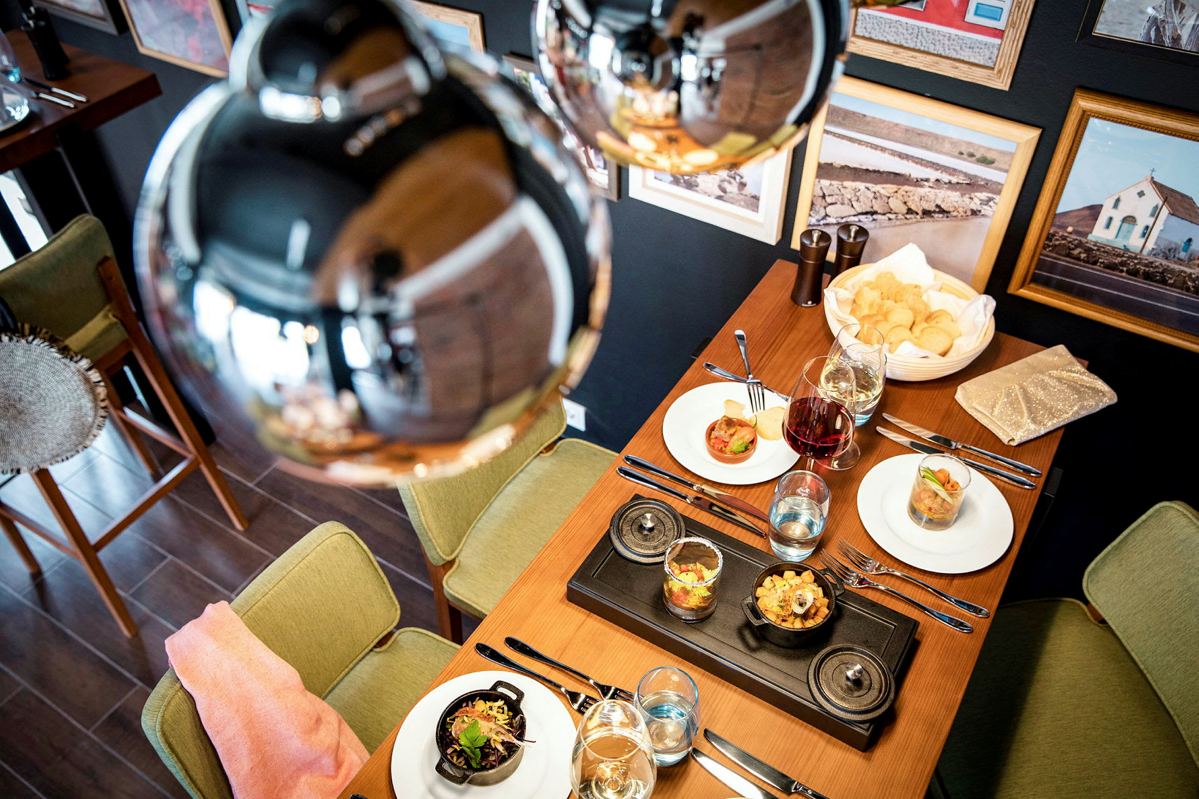 Et dekket restaurantbord med småretter og drikkevarer. (AI-generert tekst)