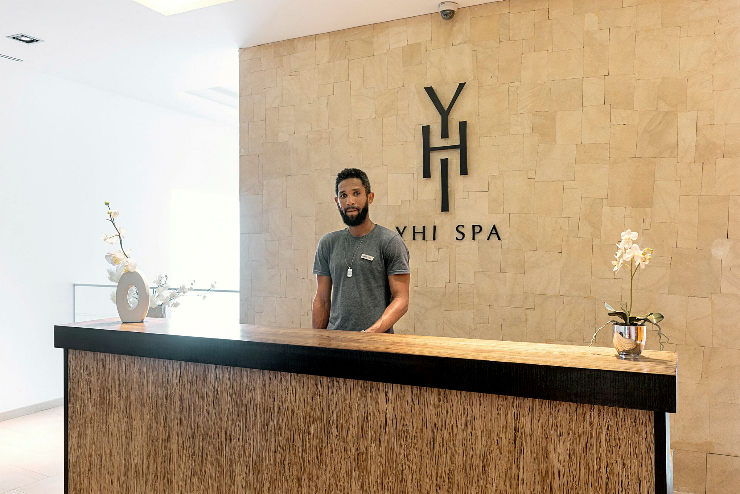 Resepsjonen på et spa med et trebord og dekorasjoner. (AI-generert tekst)