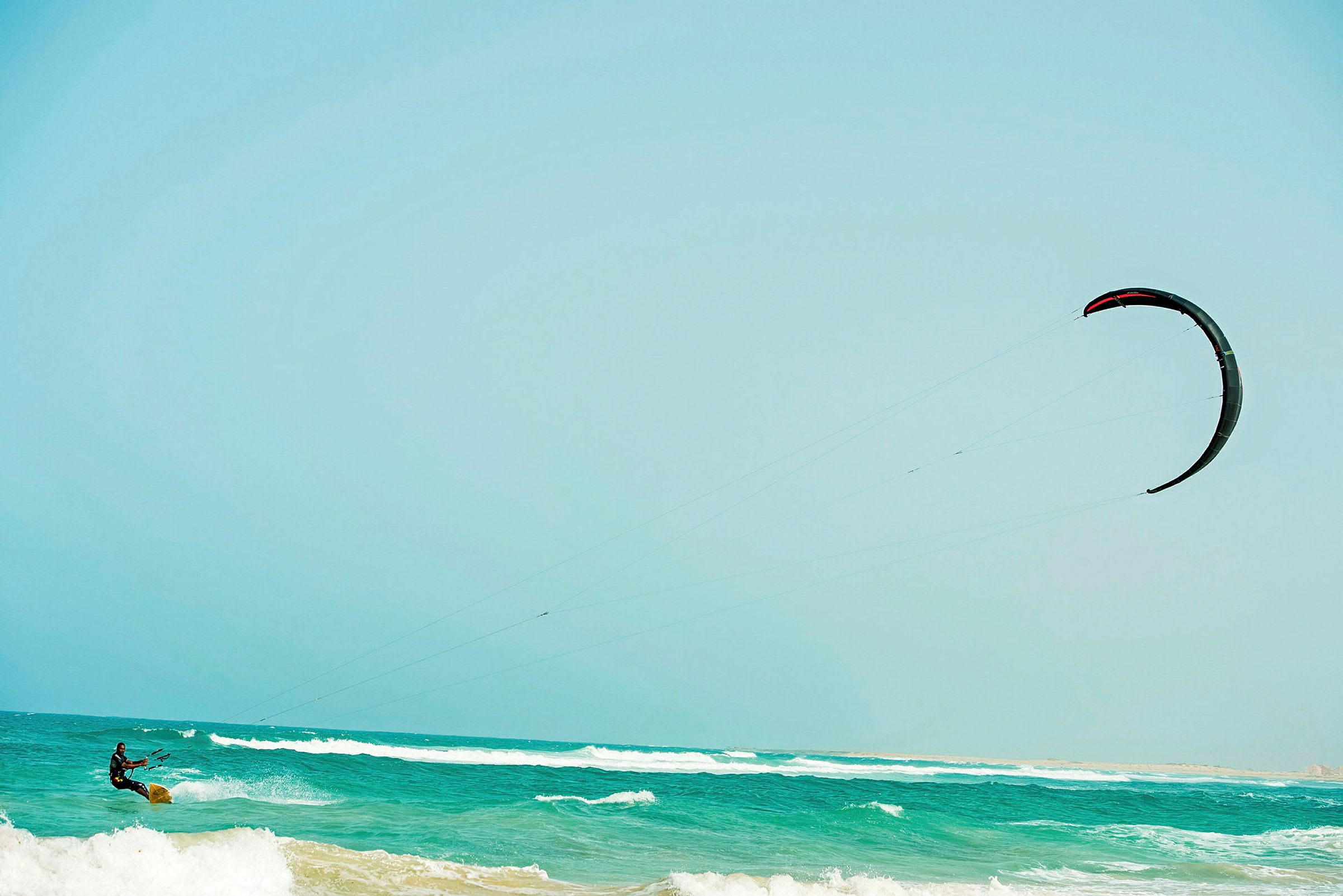 Person som kite-surfer på havet. (AI-generert tekst)