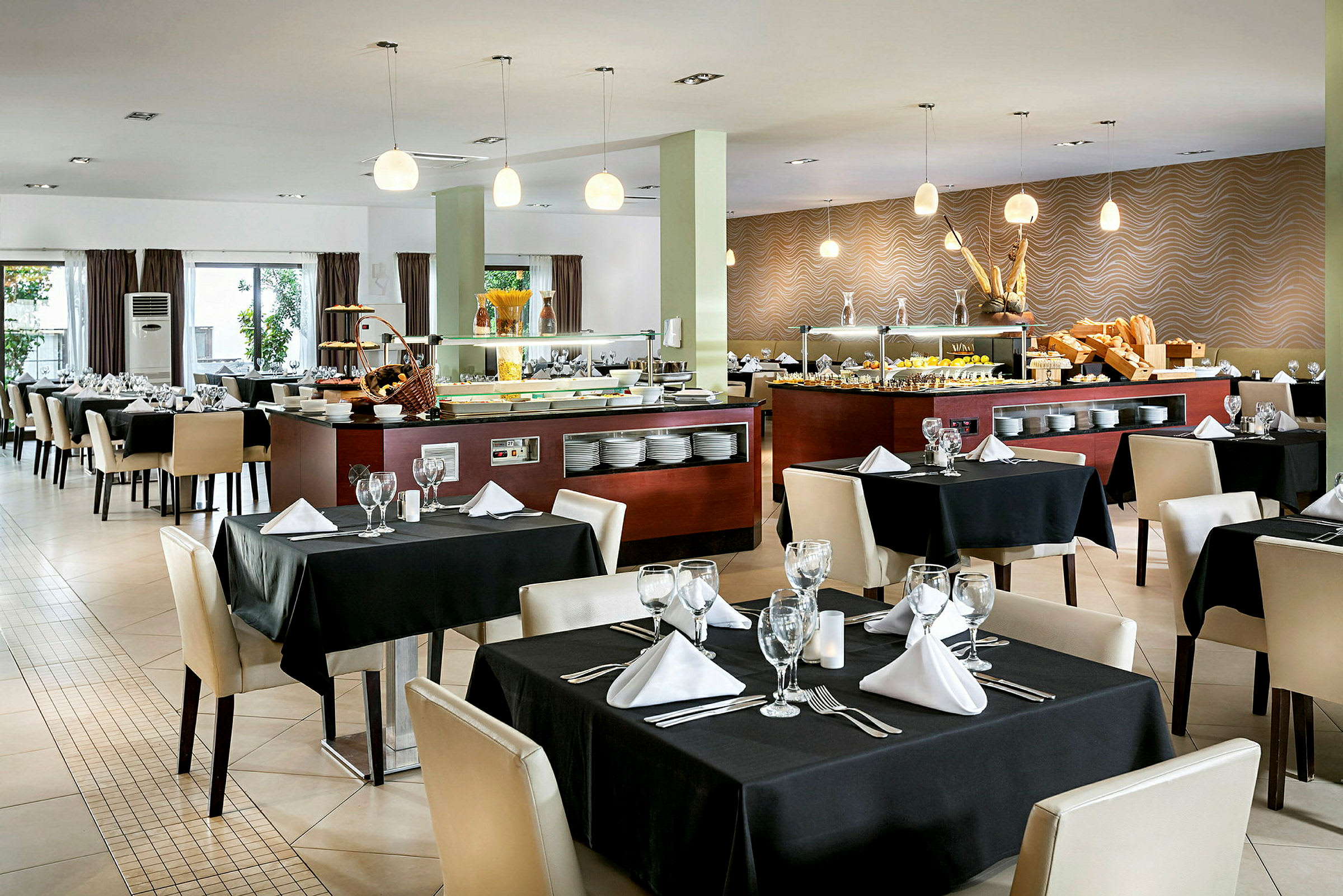 Restaurant med oppdekkede bord og buffetområde. (AI-generert tekst)