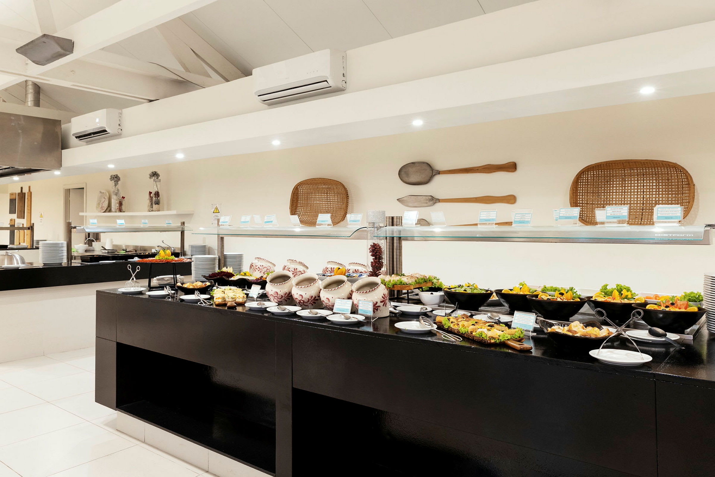 Buffet med forskjellige retter og serveringsfat. (AI-generert tekst)