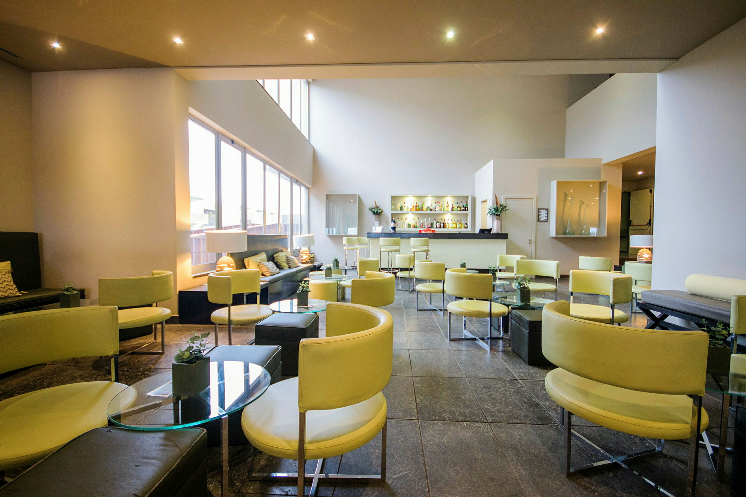 Moderne lounge med lyse møbler og bar. (AI-generert tekst)
