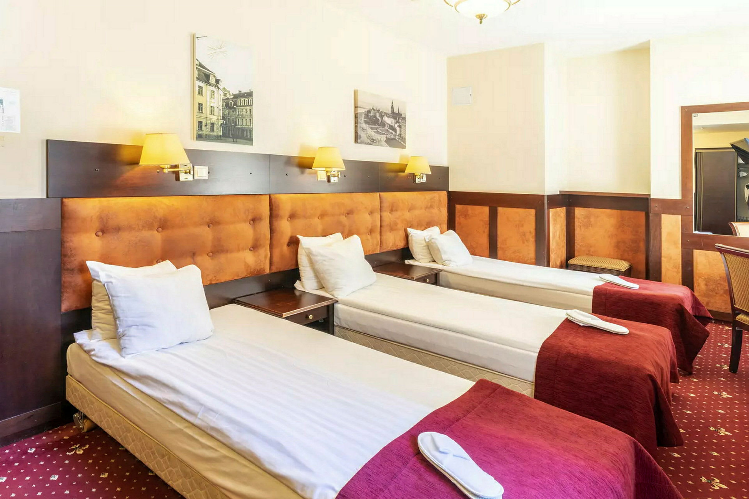 Tre enkeltsenger plassert på rad i et hotellrom. (AI-generert tekst)