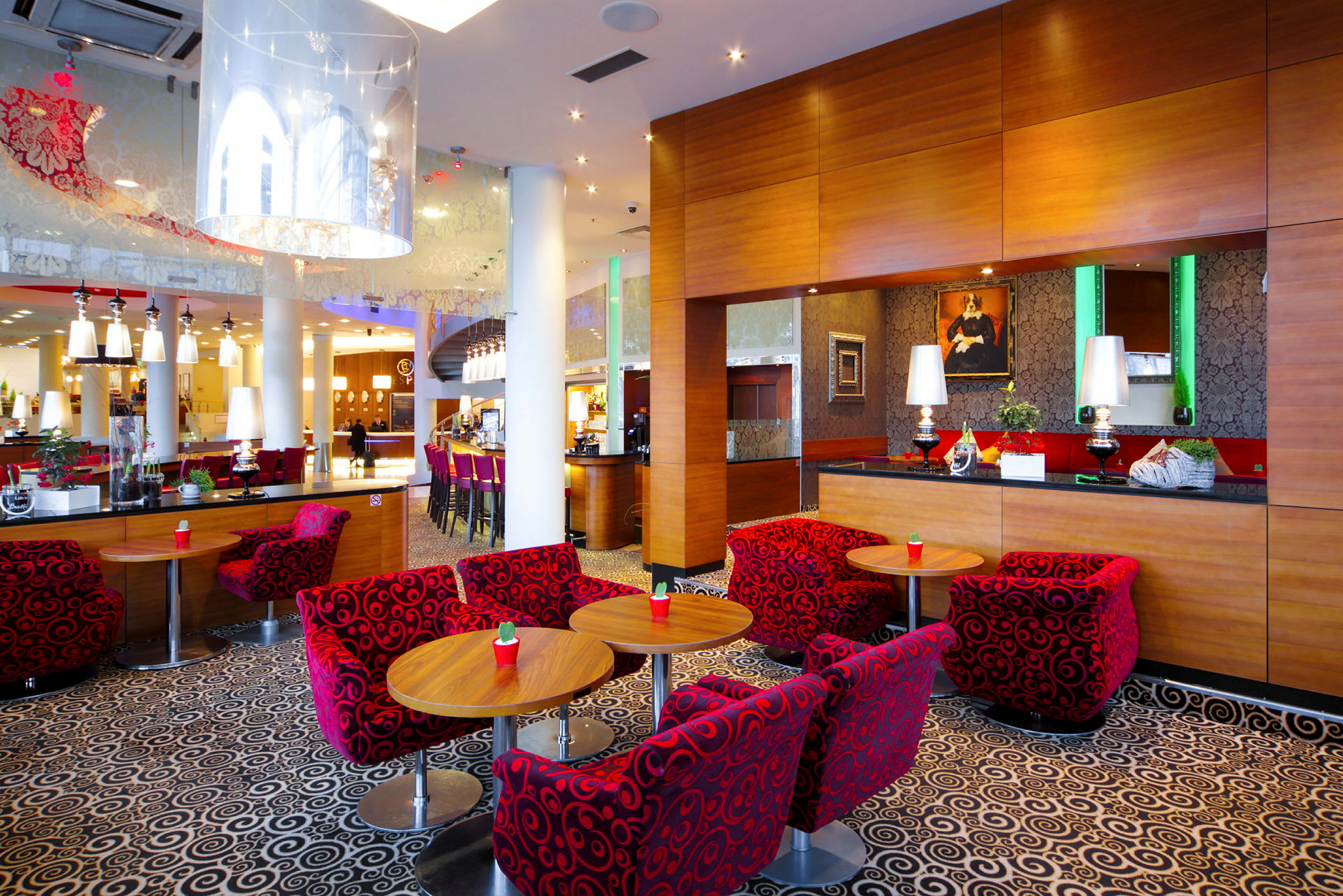 Det er en moderne hotellobby med fargerike møbler og en bar. (AI-generert tekst)