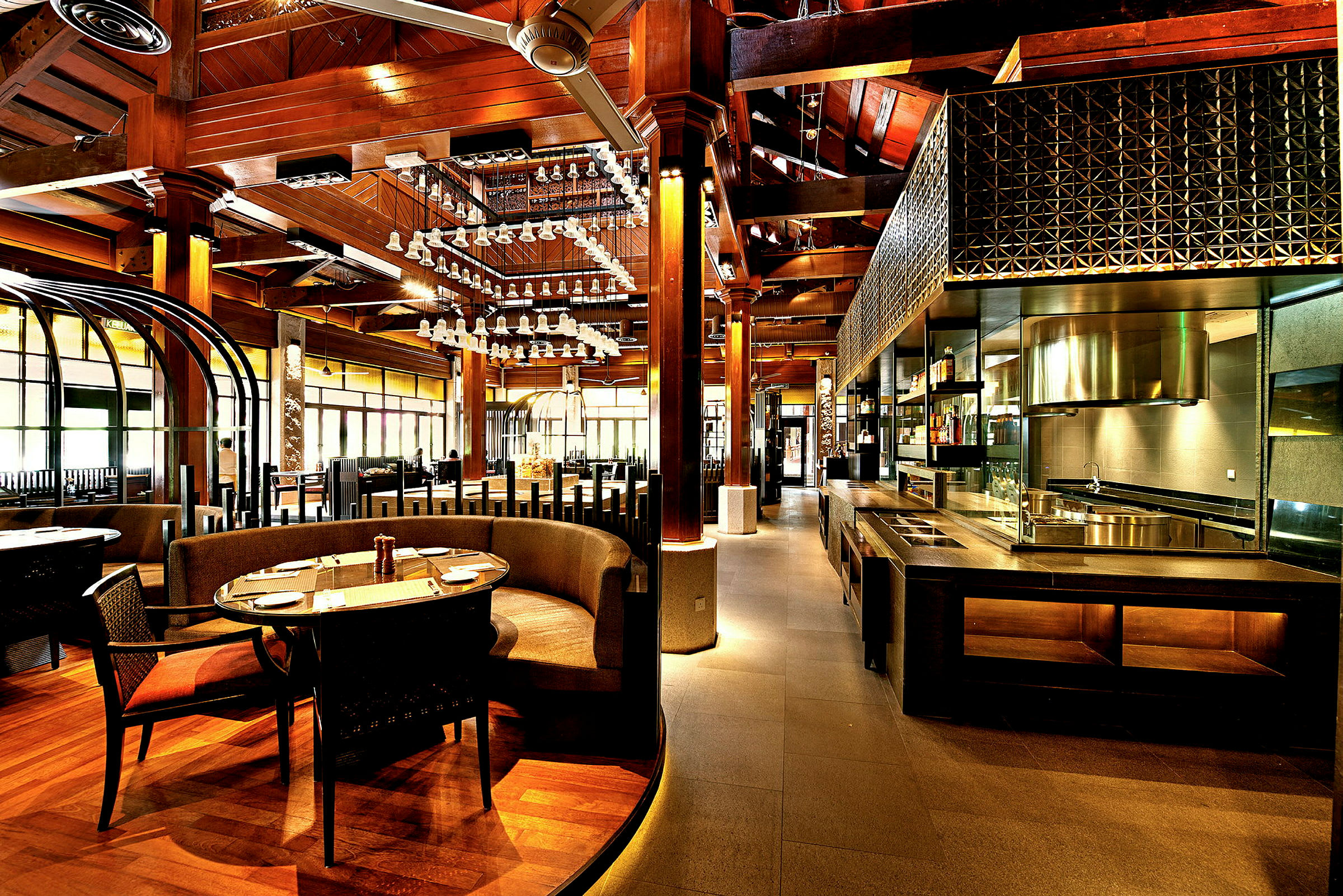 En elegant restaurantinteriør med tredetaljer, runde sittegrupper og et åpent kjøkken med moderne design. (AI-generert tekst)