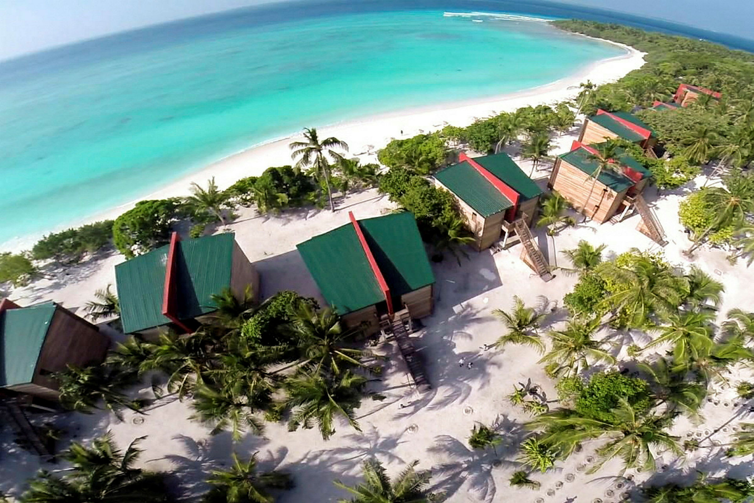 Luftbilde av resort ved stranden med hav i bakgrunnen. (AI-generert tekst)