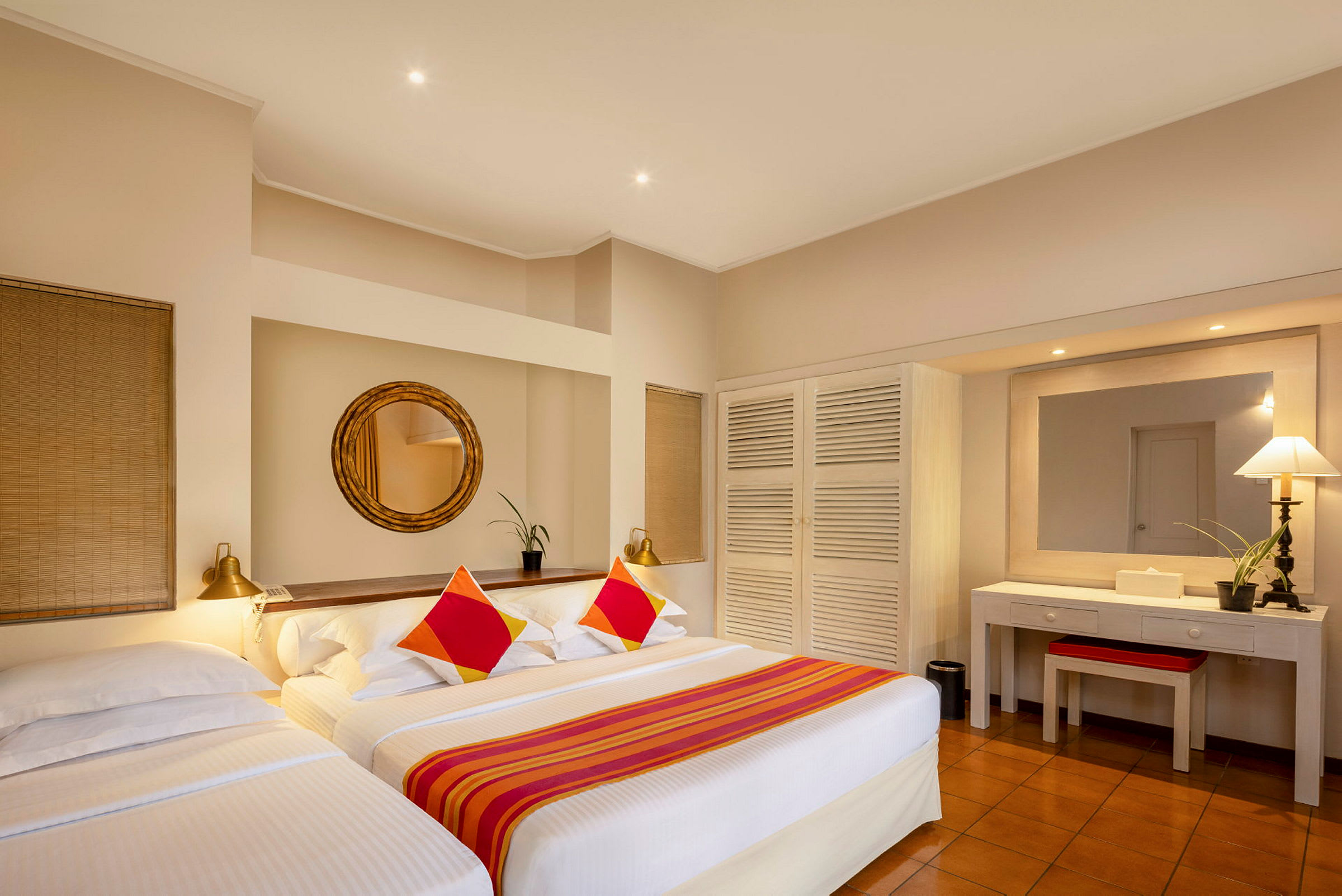 Hotellrom med to senger, speil, garderobe og skrivebord. (AI-generert tekst)