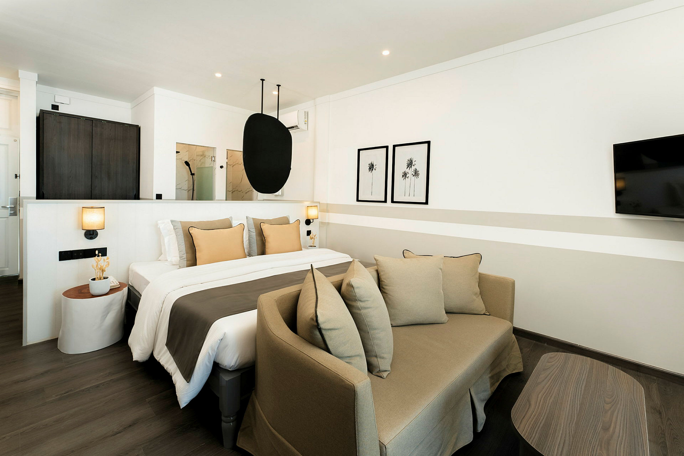 Moderne hotellrom med soveplass og sittegruppe. (AI-generert tekst)