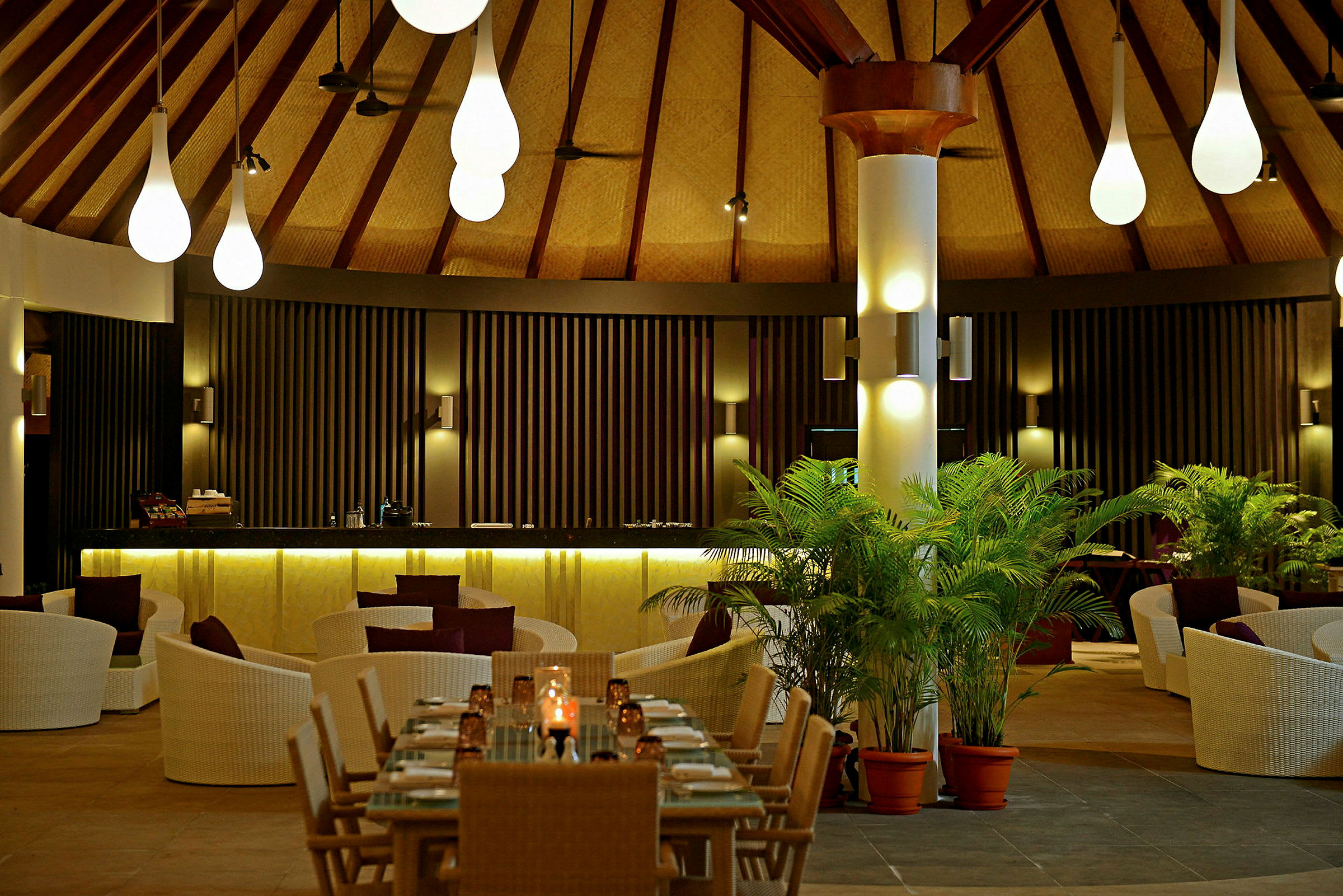 En restaurant med moderne interiør, stoler og bord samt hengende lamper. (AI-generert tekst)