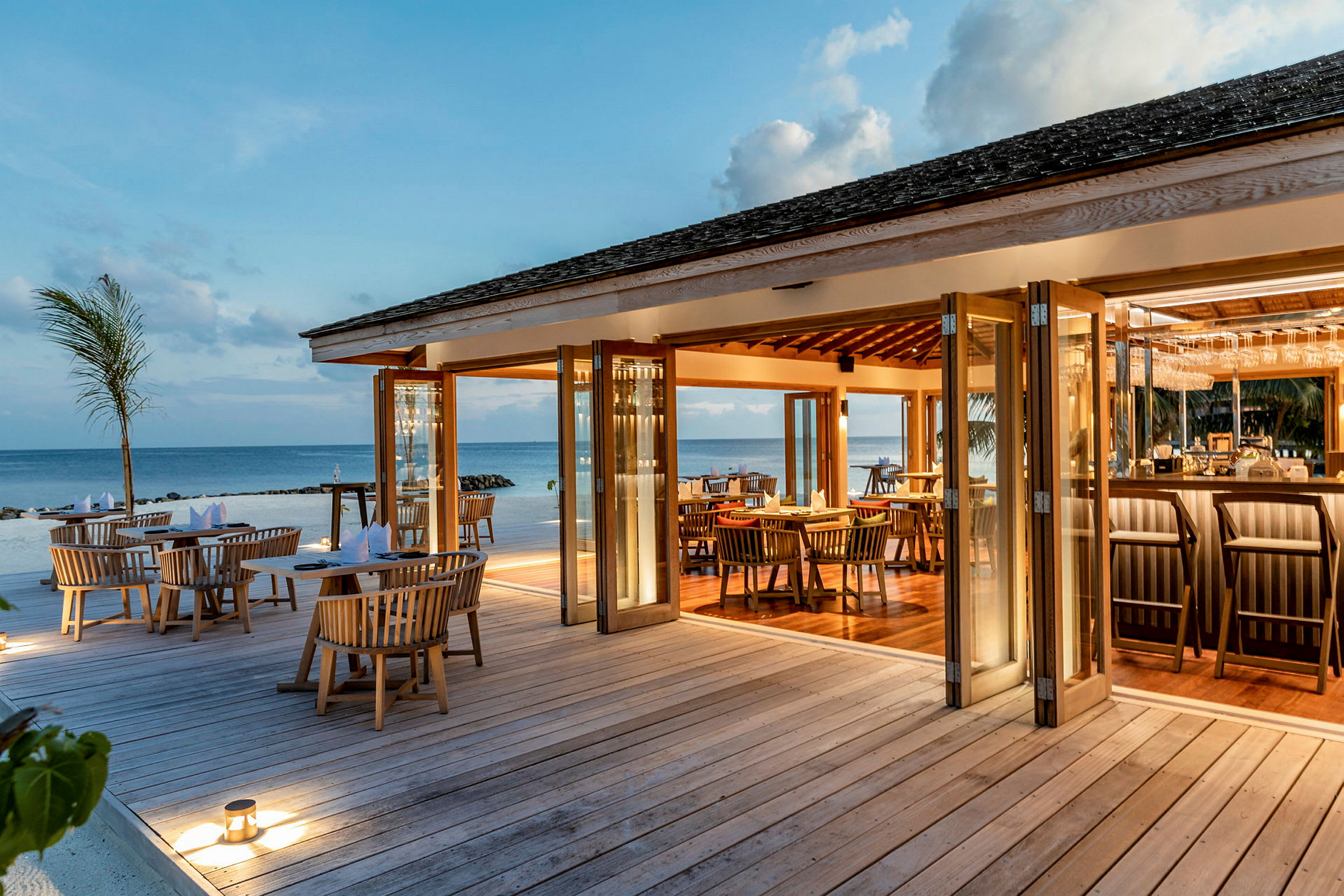 En restaurant ved stranden med utsikt over havet. (AI-generert tekst)