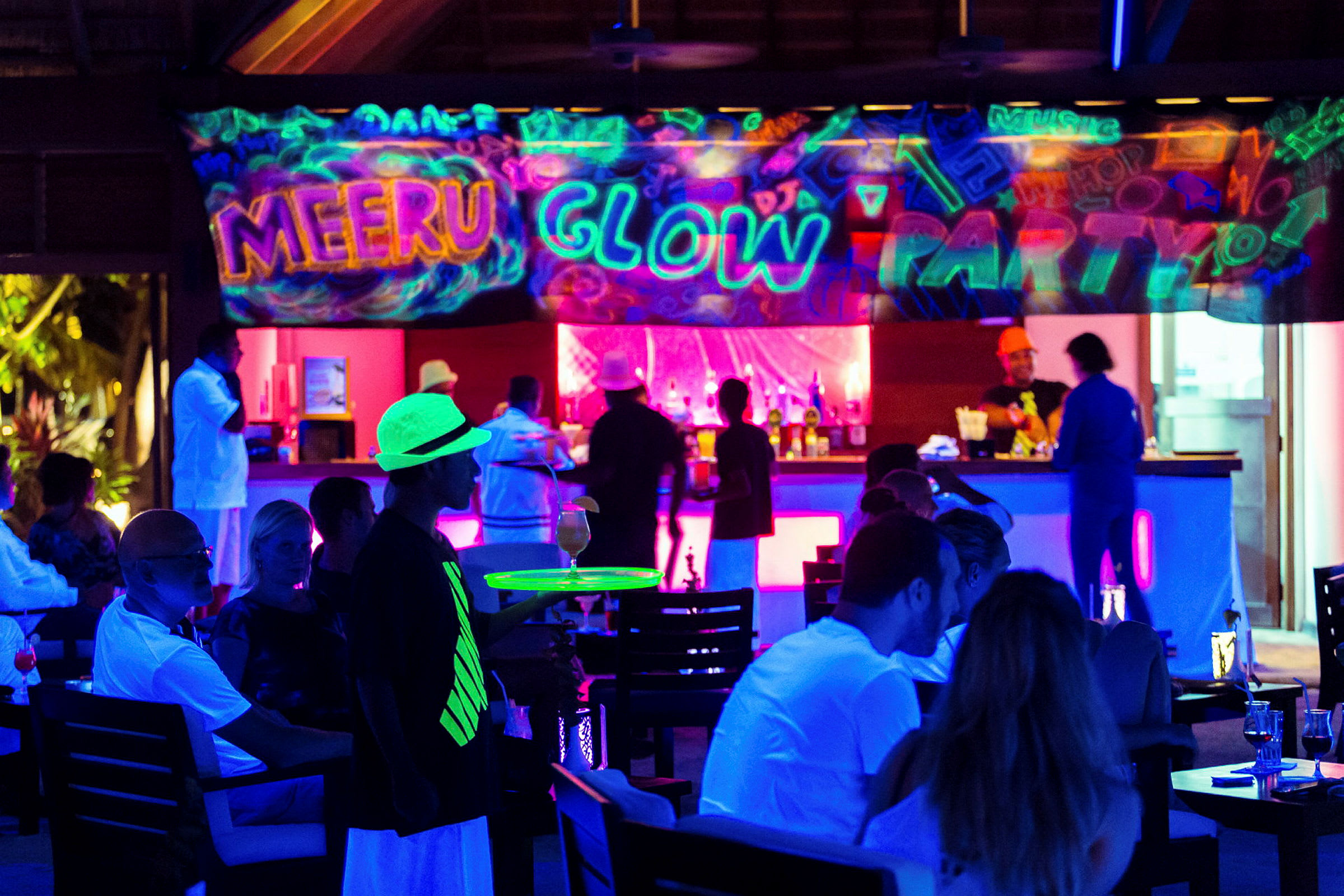 Innendørsområde med neonlys og dekorasjoner for en fest. (AI-generert tekst)
