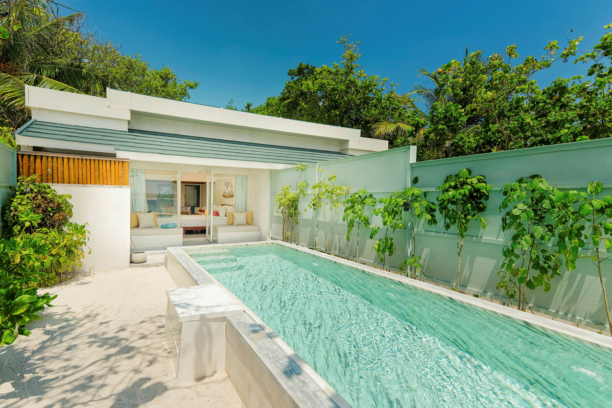 Villa med privat basseng og vegetasjon rundt. (AI-generert tekst)