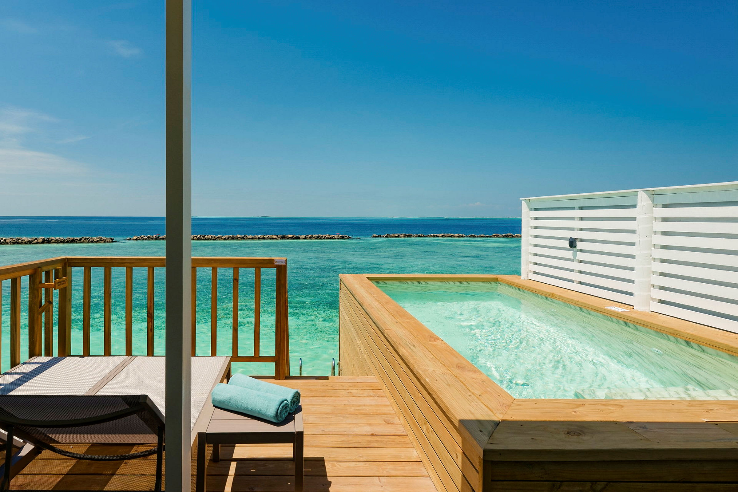 Terrasse med privat basseng ved havet. (AI-generert tekst)
