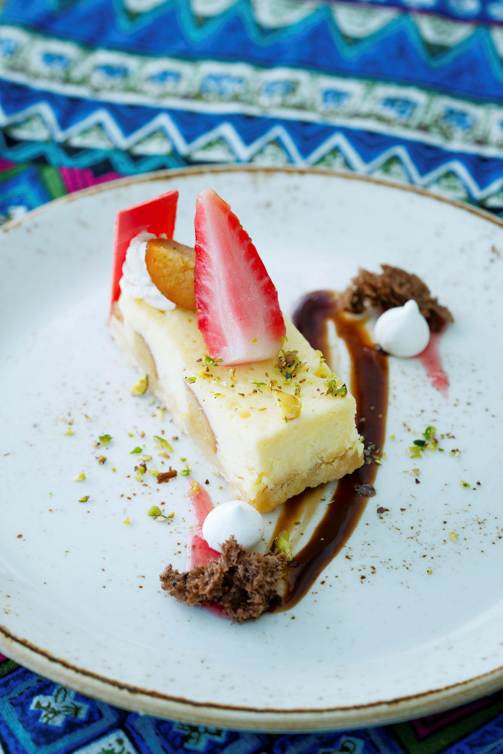 En dessert med ostekake, jordbær og dekorasjoner på en tallerken. (AI-generert tekst)