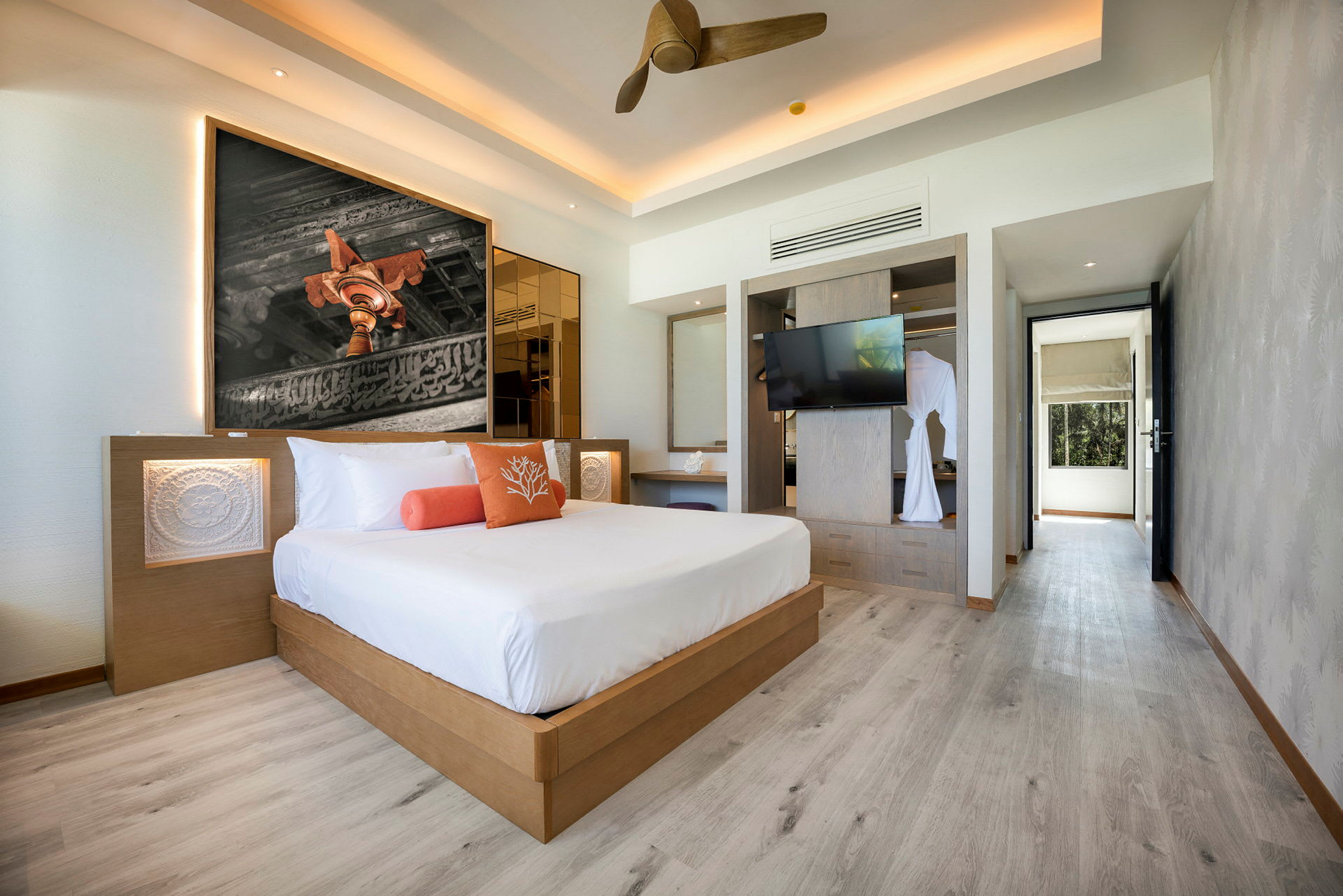 Moderne hotellrom med tregulv, dobbeltseng og kunst på veggen. (AI-generert tekst)