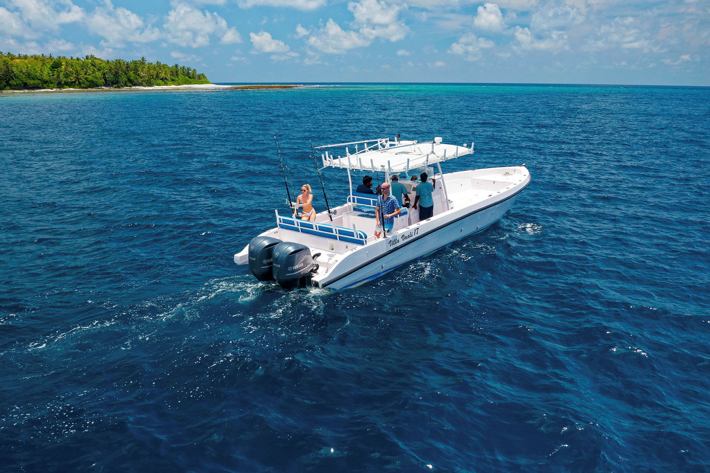 En motorbåt på havet med fem personer som fisker. (AI-generert tekst)