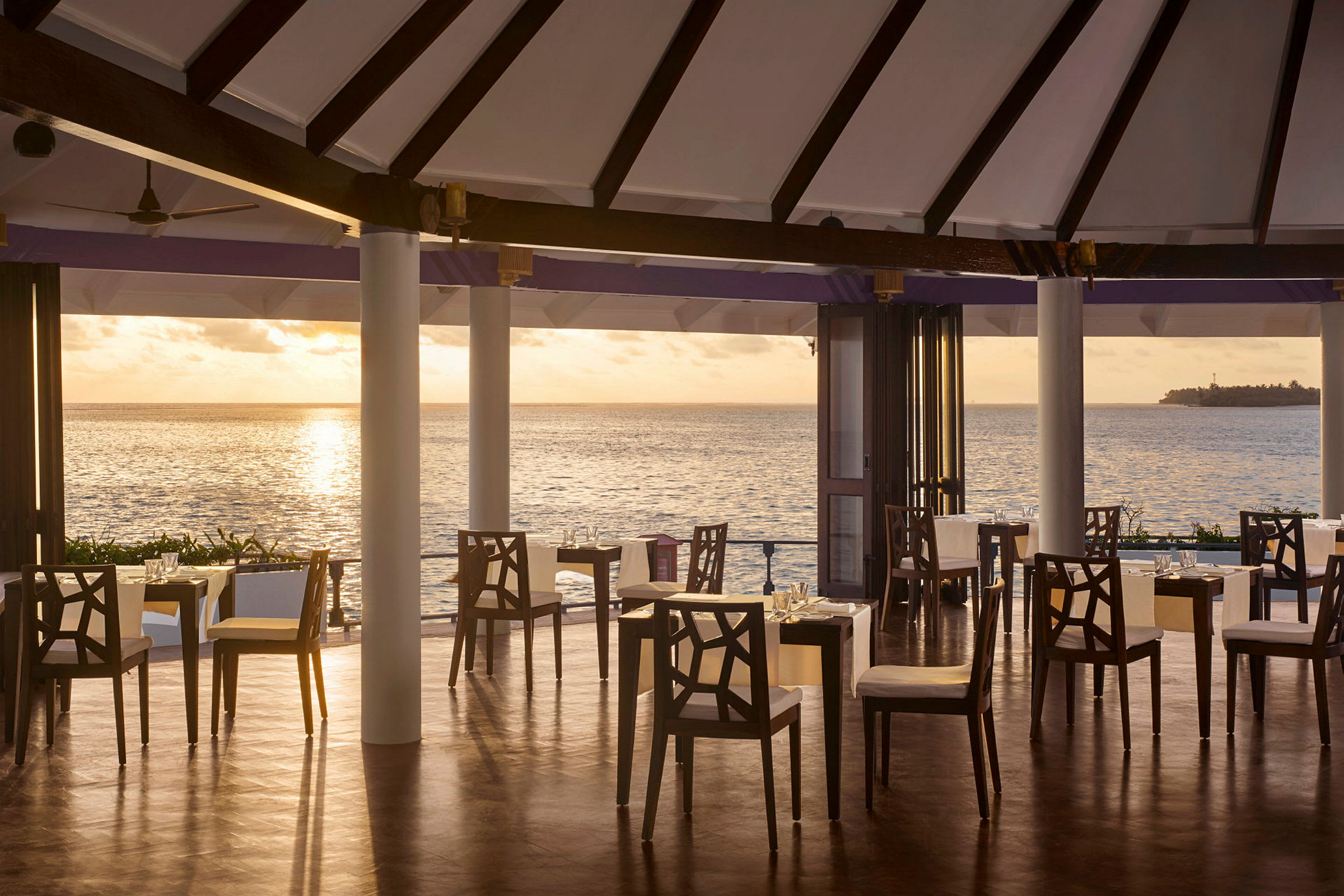 En restaurant med utsikt over havet ved solnedgang. (AI-generert tekst)