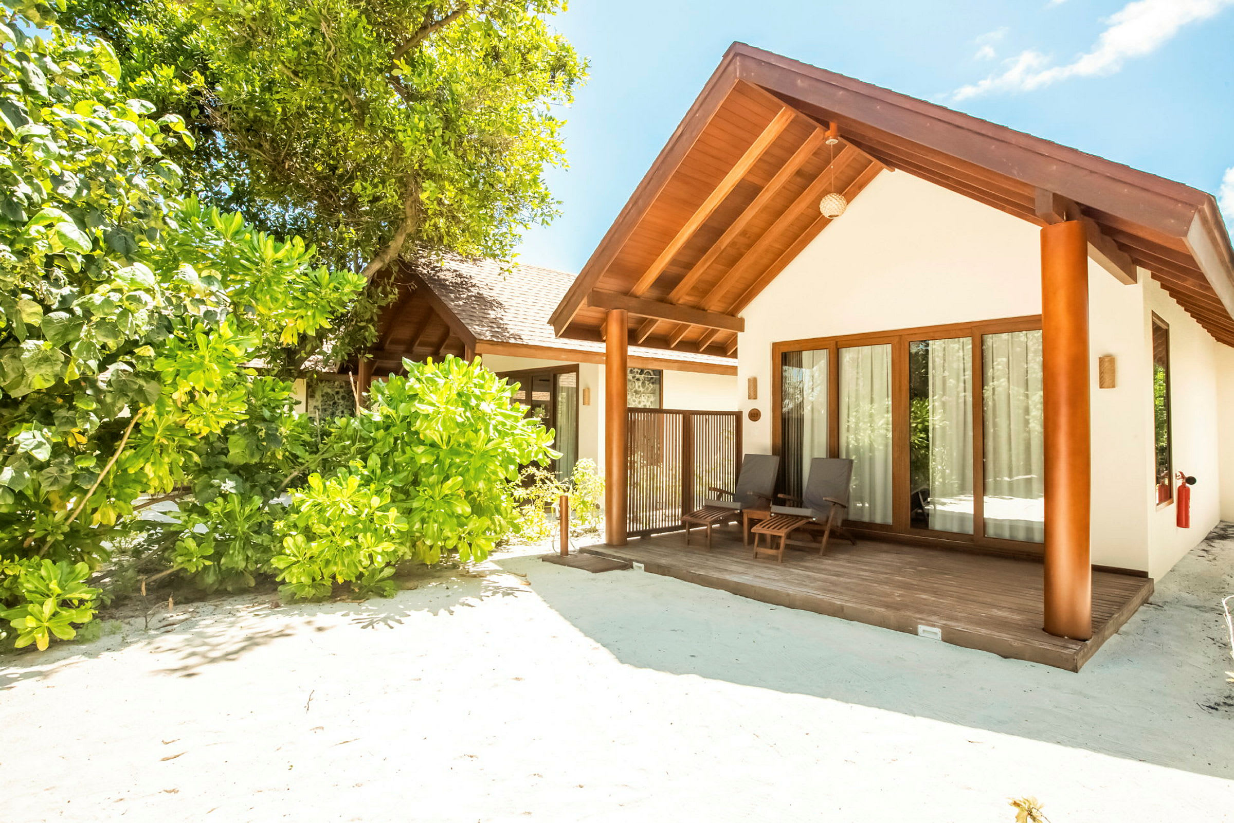 En strandvilla omgitt av frodig vegetasjon. (AI-generert tekst)
