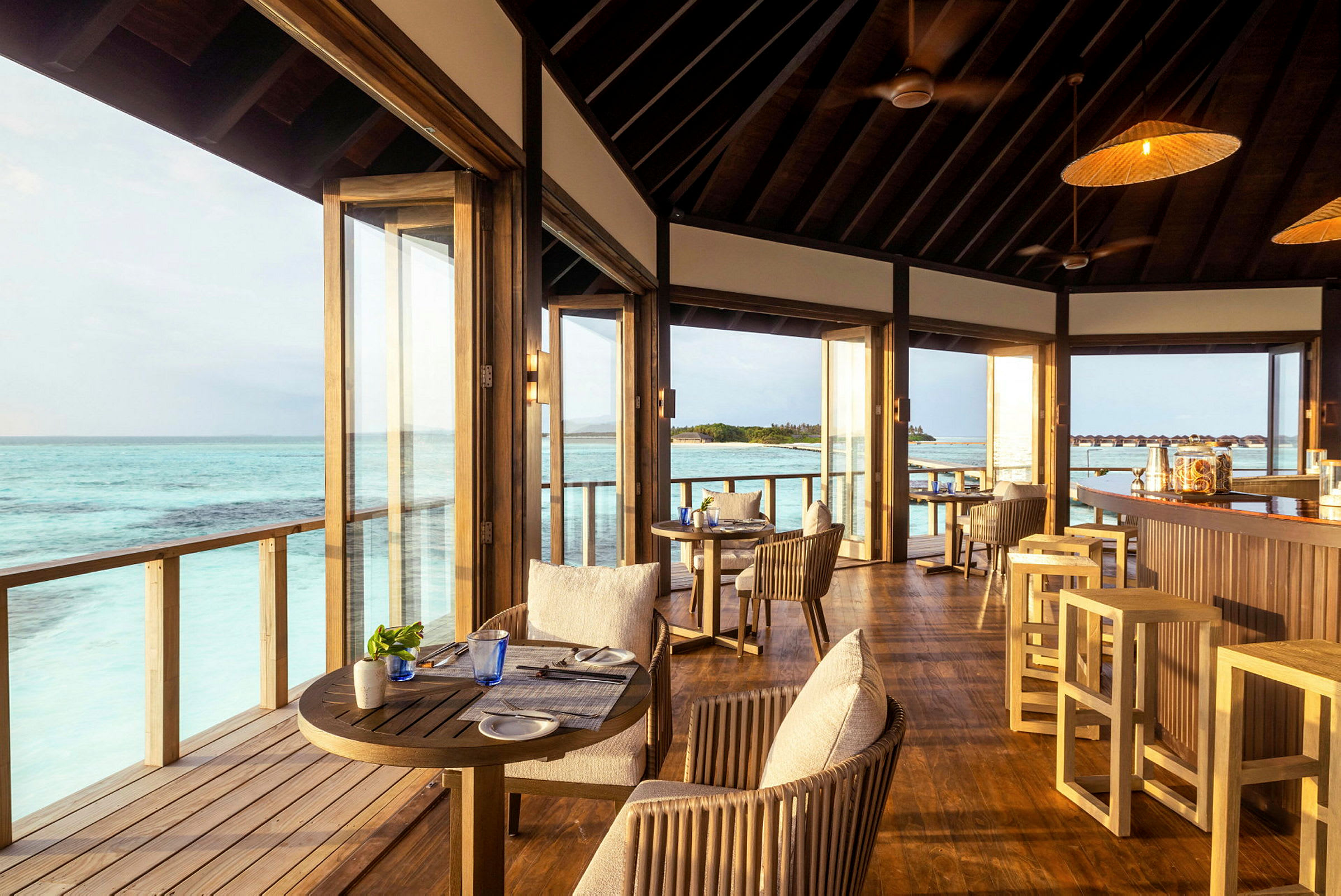 Interiør av en restaurant med utsikt over havet. (AI-generert tekst)