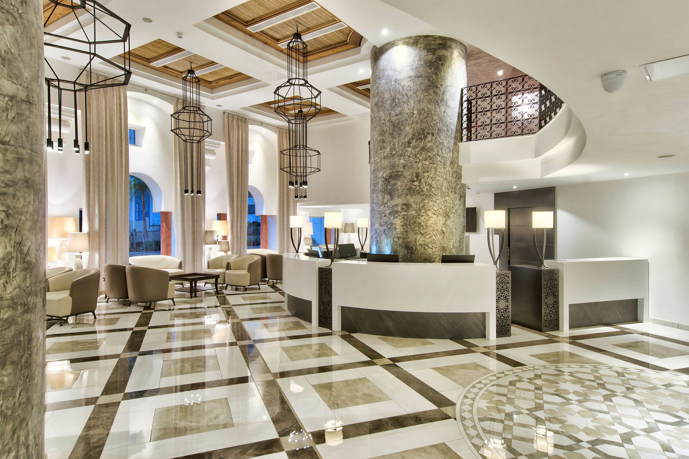En elegant hotellobby med marmorgulv, moderne innredning og komfortable sitteplasser. (AI-generert tekst)