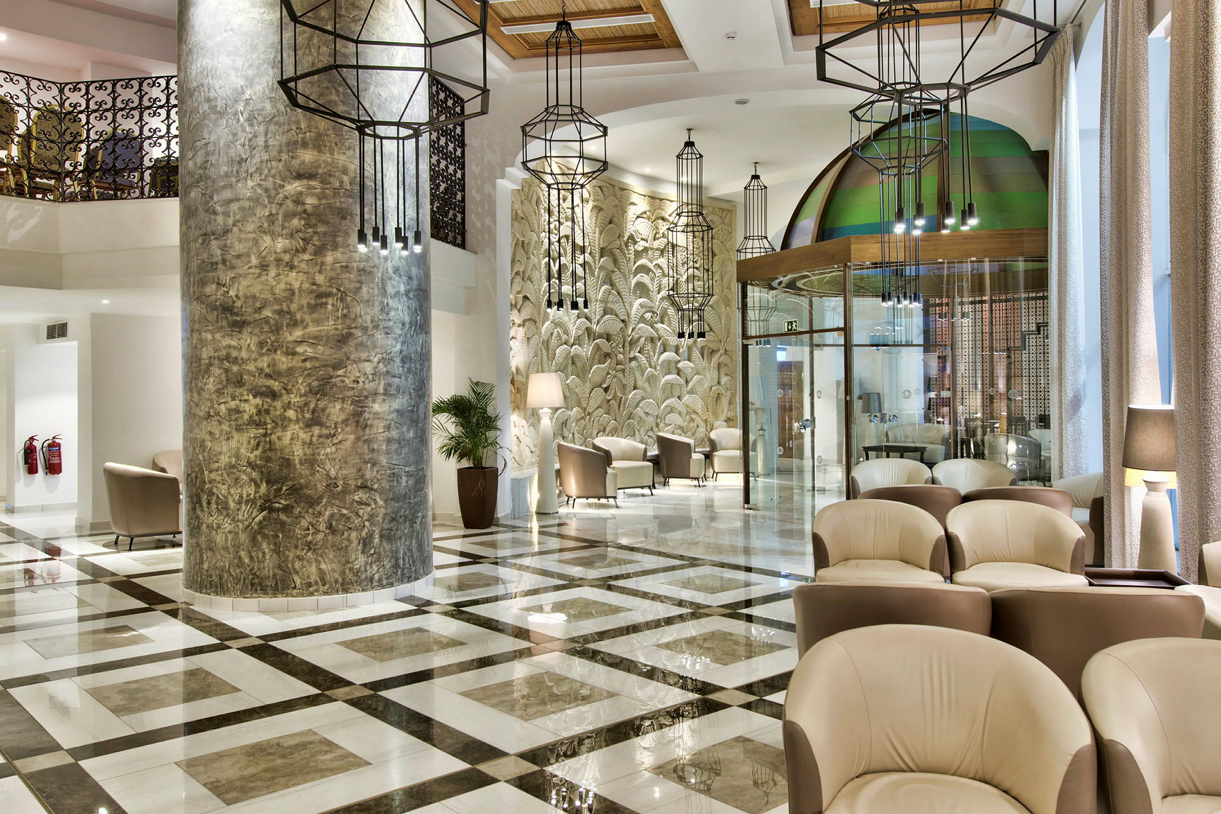 Moderne hotellobby med sitteplasser og dekorative lysekroner. (AI-generert tekst)