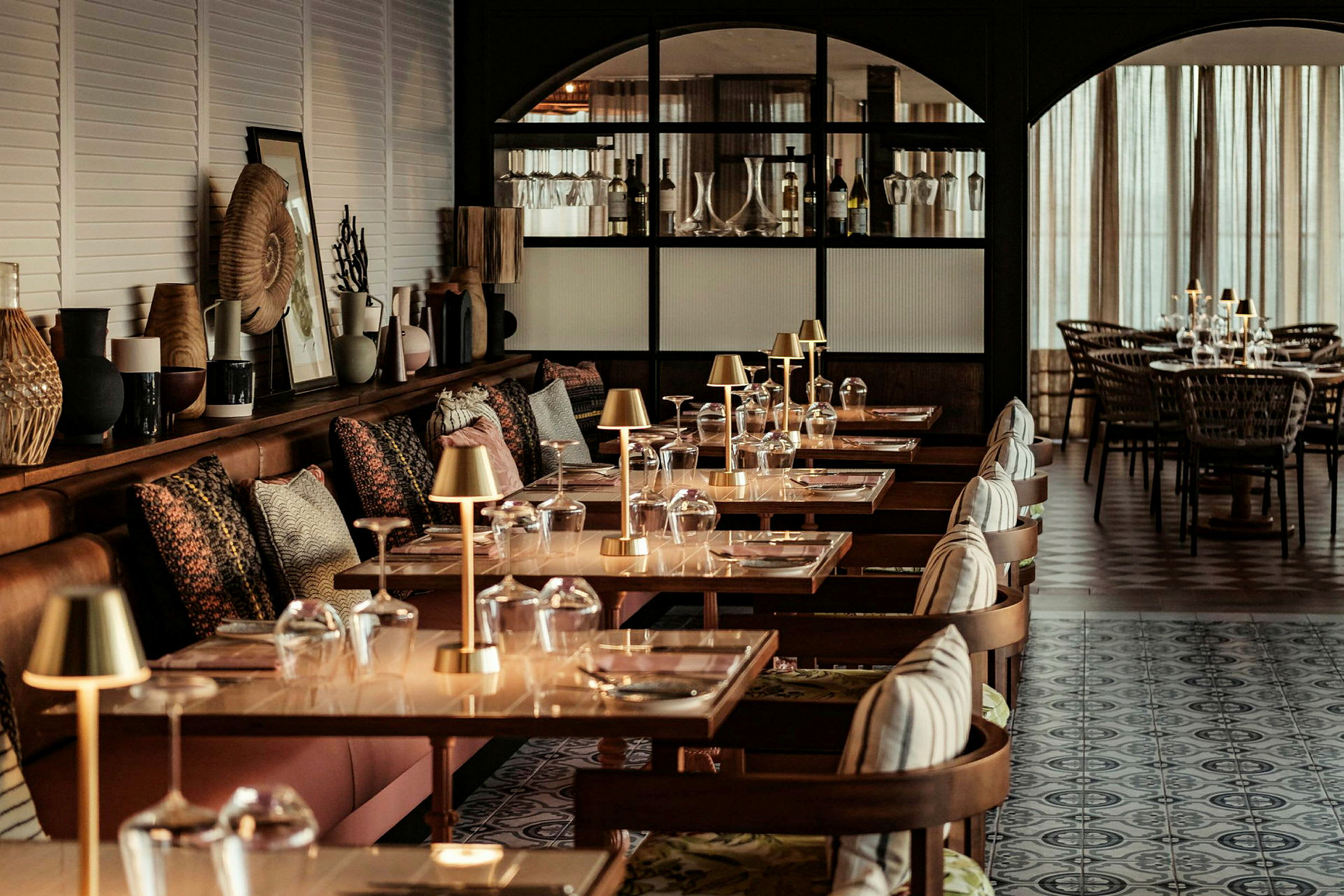 En elegant restaurant med dekkede bord og dekorative detaljer. (AI-generert tekst)