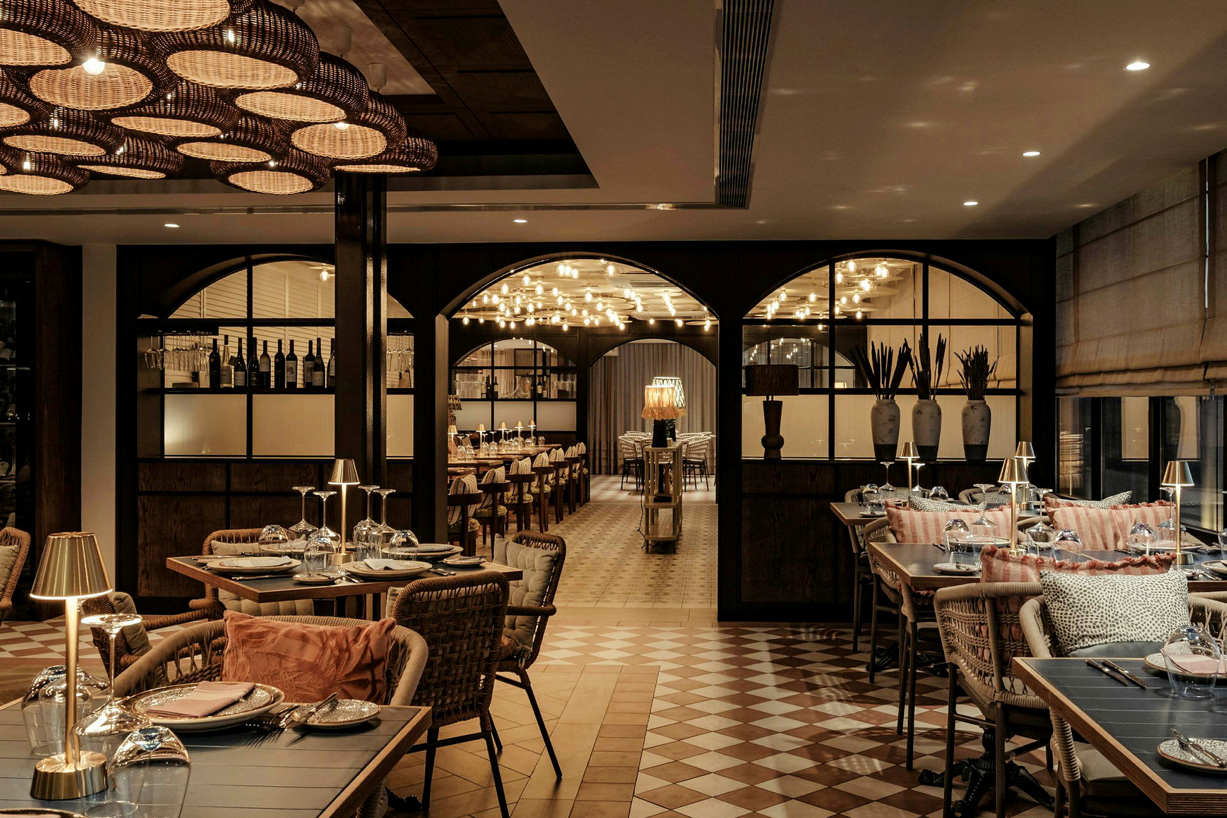 En elegant restaurant med dekkede bord, dekorative lamper og en atmosfære av luksuriøs innredning. (AI-generert tekst)