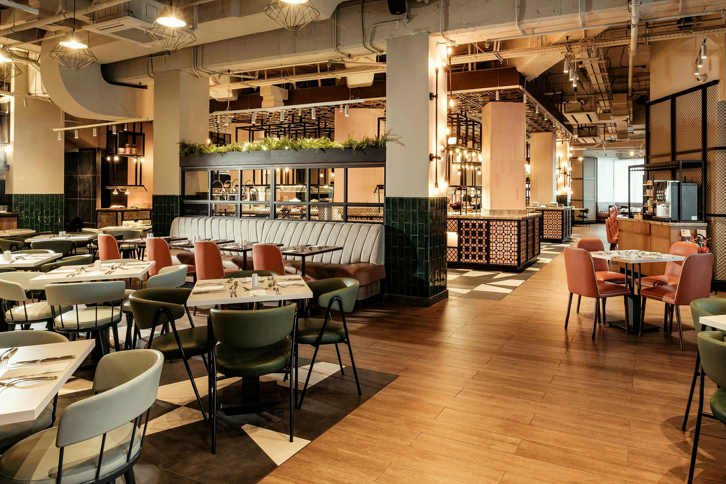 Bilde av en moderne restaurant med bord og stoler i forskjellige farger, lys belysning og en luftig design. (AI-generert tekst)