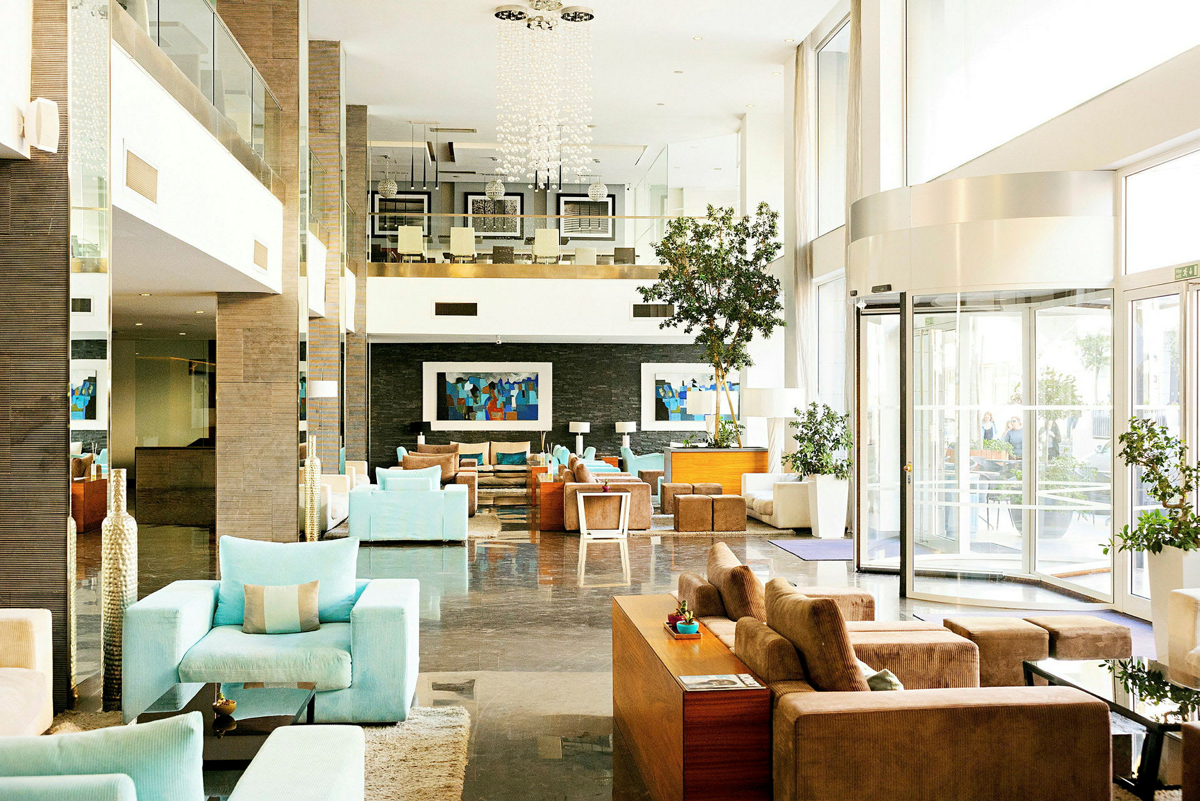 En lys og moderne hotellobby med komfortable sittemøbler og dekorative detaljer. (AI-generert tekst)