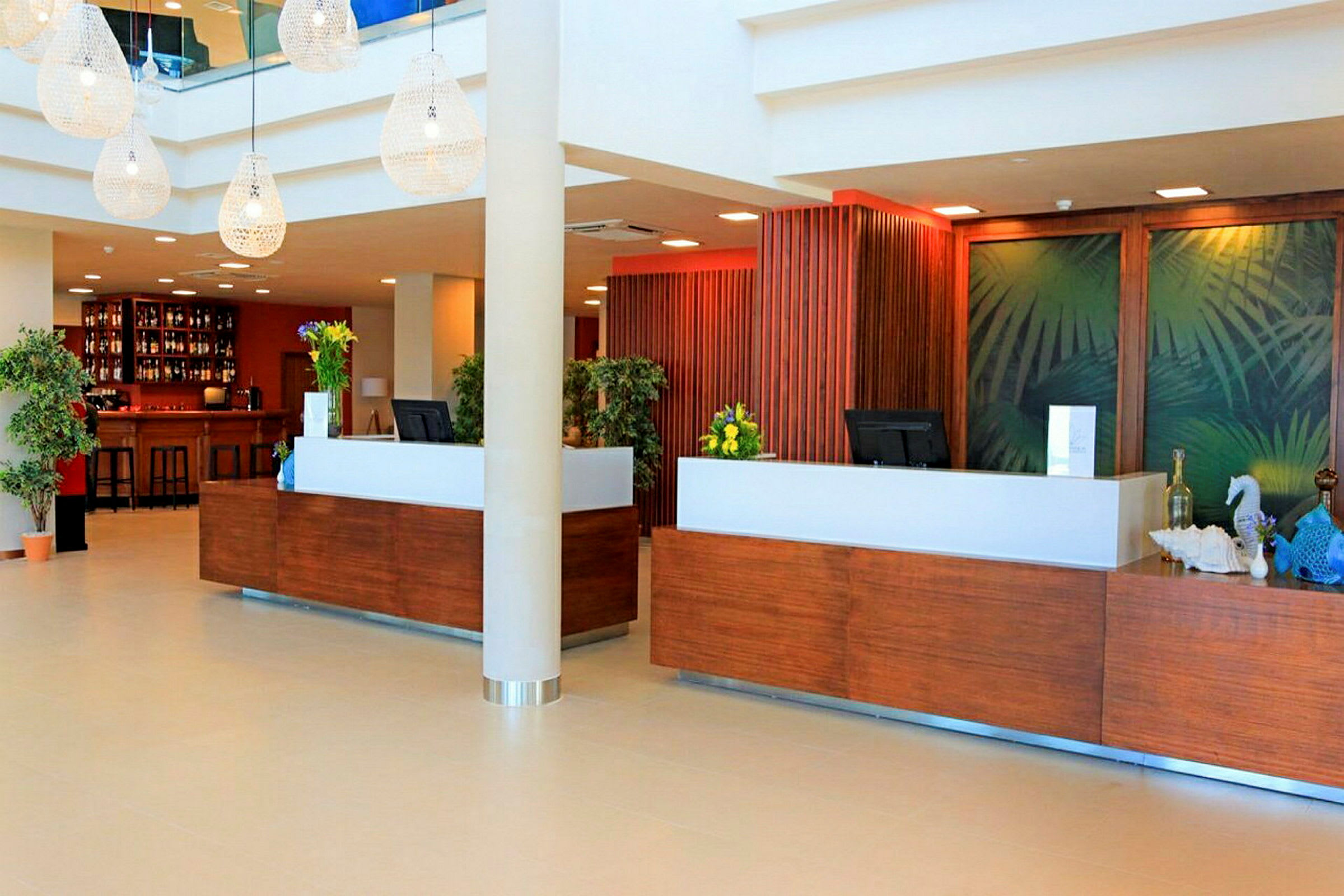 Hotellobby med resepsjonsdisk og bakgrunnsdekor. (AI-generert tekst)