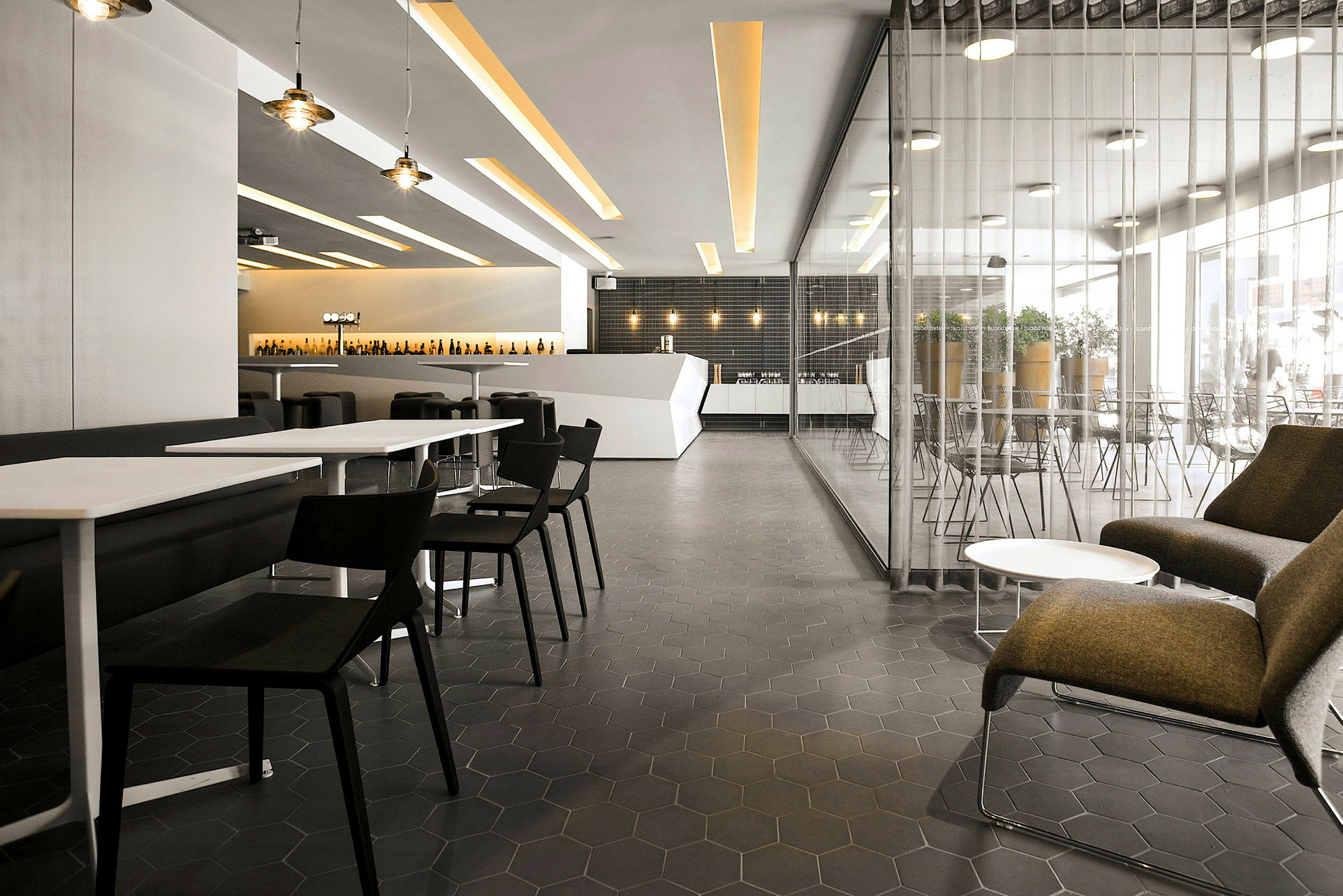 Interiør av en moderne restaurant med bord, stoler og loungeområde. (AI-generert tekst)