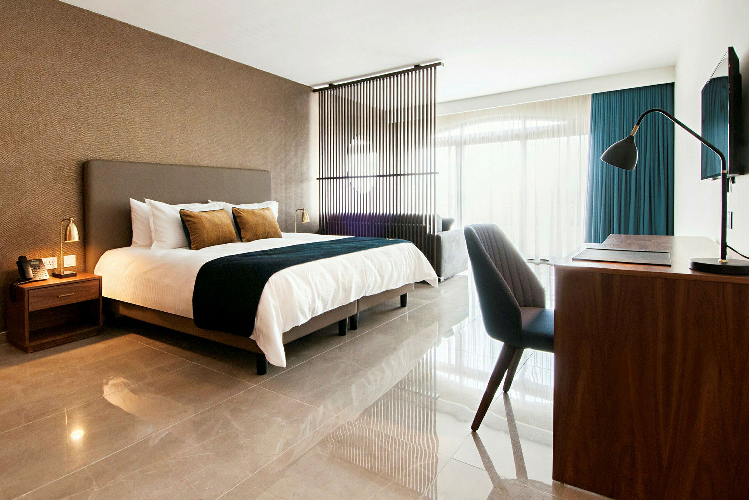 Et hotellrom med en stor seng, en arbeidsplass med skrivebord og en moderne innredning. (AI-generert tekst)