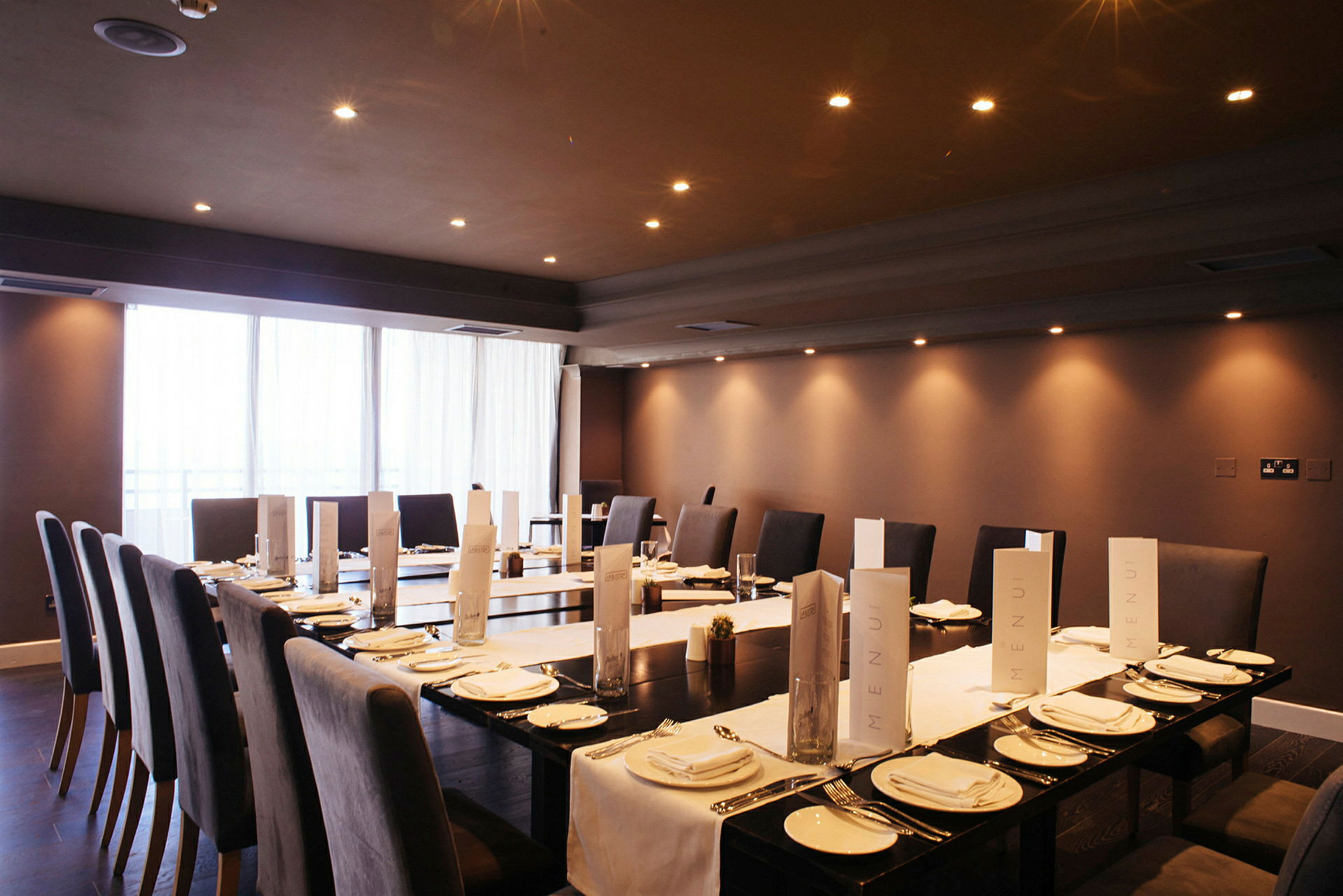 Et dekket bord i en elegant restaurantmiljø med menyer og passende belysning. (AI-generert tekst)