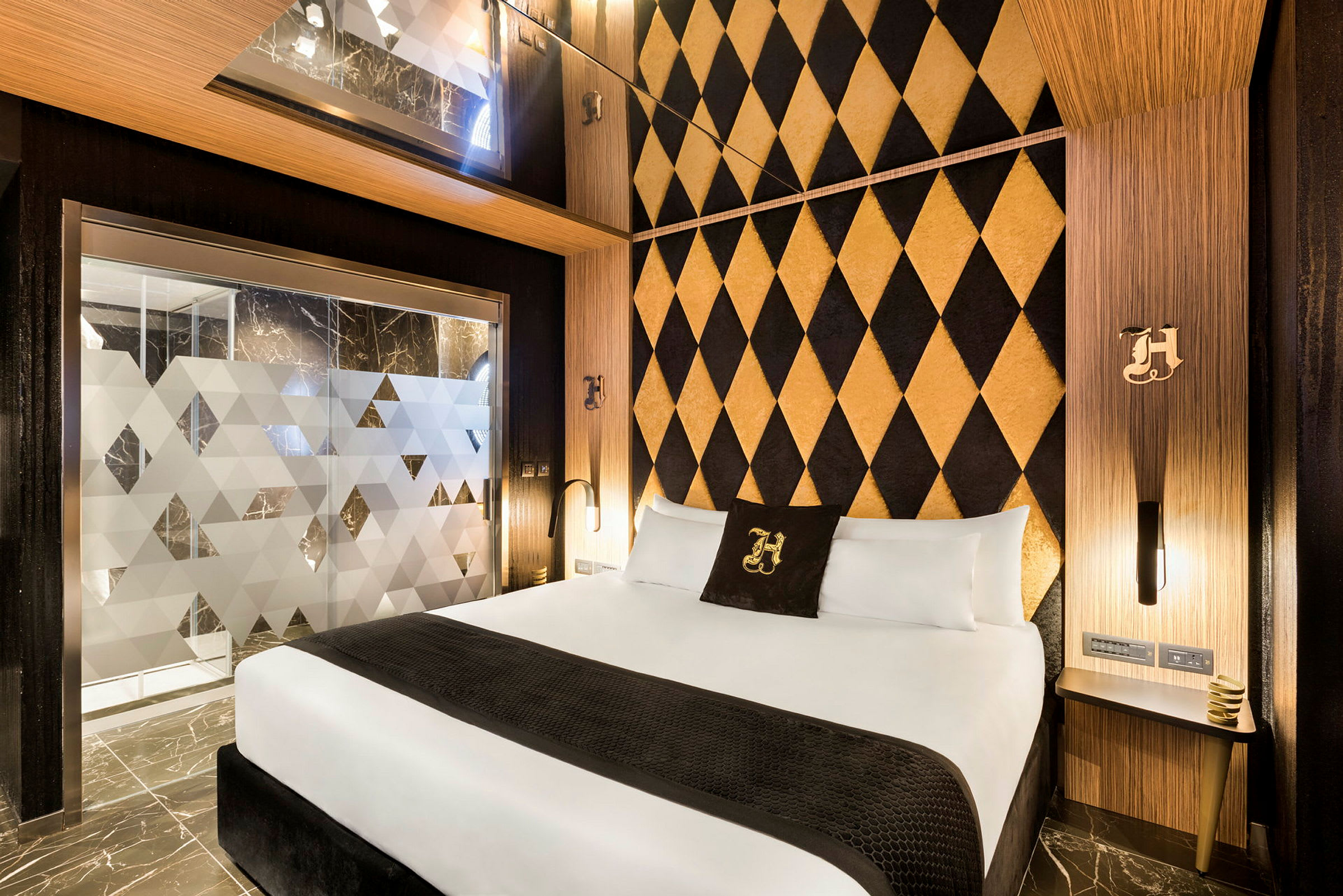 Hotellrom med moderne innredning, dobbeltseng og dekorativt mønstrede vegger. (AI-generert tekst)
