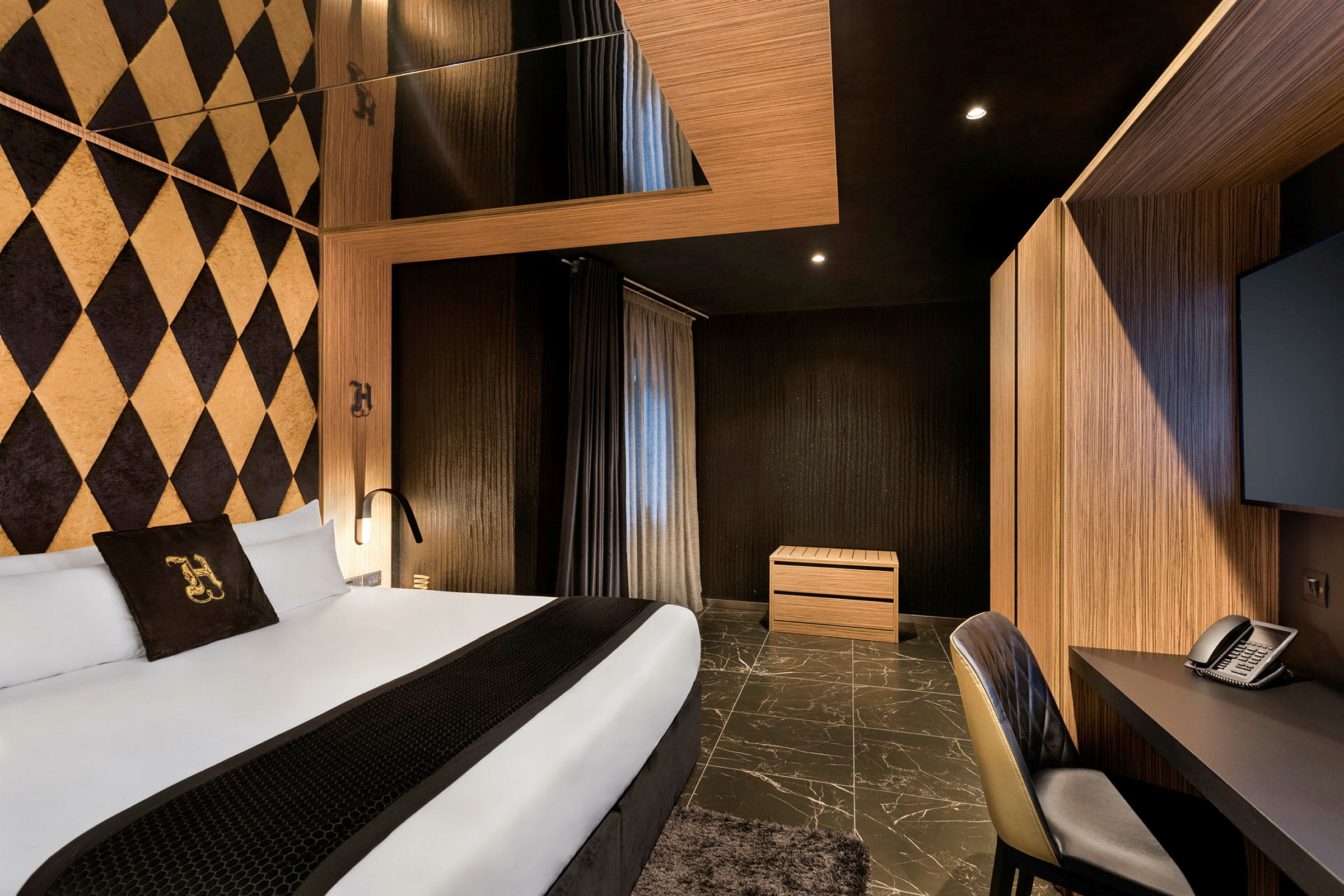 Et moderne hotellrom med en stor seng, designdetaljer på veggen og møbler i tre. (AI-generert tekst)